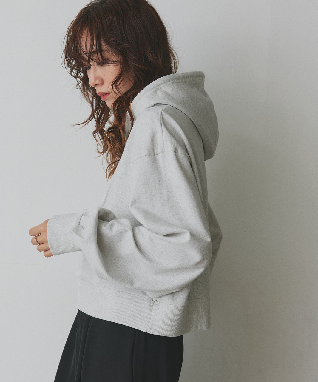 アドティエ ad thie 【2025AW新作】ショート丈スウェットフーディーパーカー （モクグレー） モクグレー