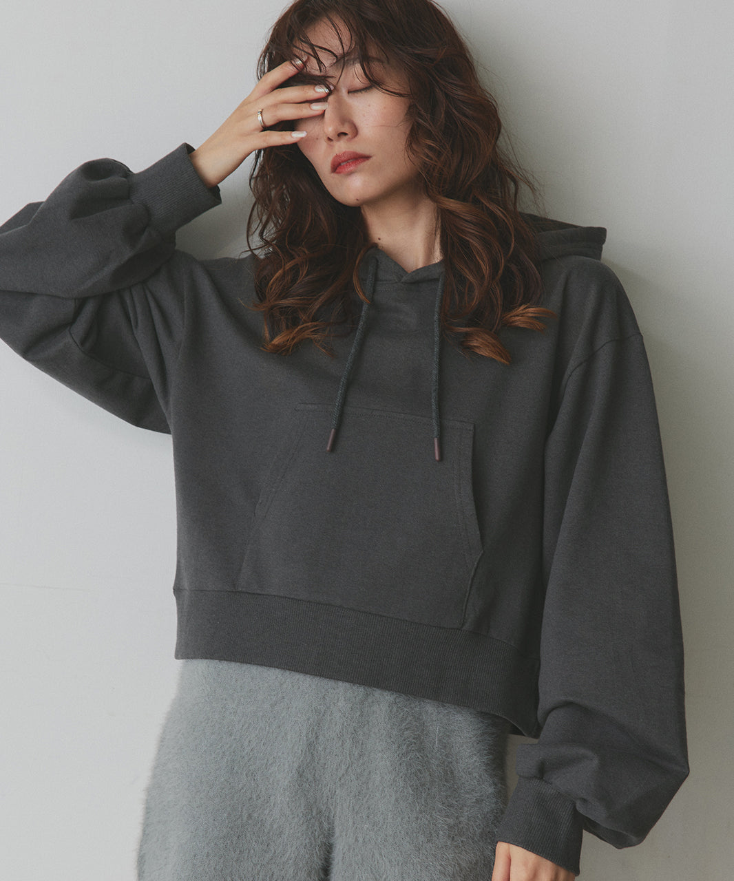 アドティエ ad thie 【2025AW新作】ショート丈スウェットフーディーパーカー （チャコール） チャコール