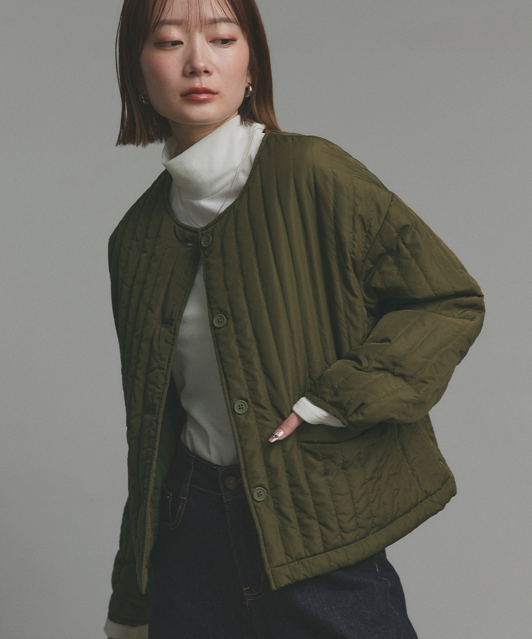 アドティエ ad thie 【2025AW新作】ストライプキルティングノーカラーブルゾン （カーキ） カーキ