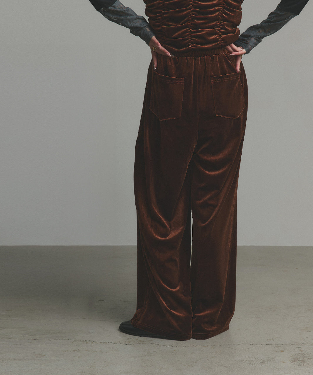 アドティエ ad thie 【2025AW新作】ベロアイージーロングパンツ （ダークブラウン） ダークブラウン