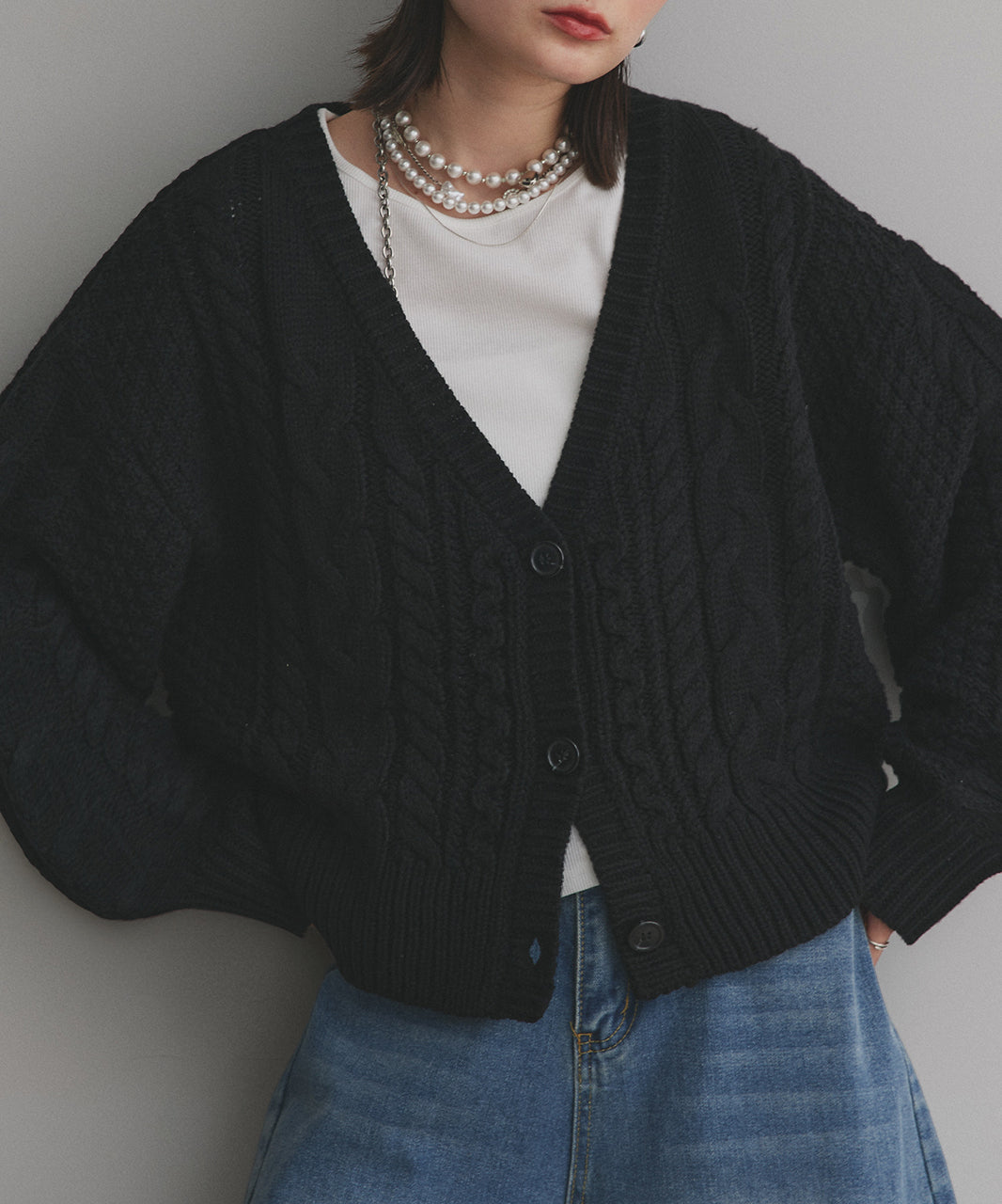 アドティエ ad thie 【新色追加】ニットカーディガン 袖ボリューム ざっくり Vネック パフスリーブ ケーブル ショート 羽織り （ブラック） ブラック
