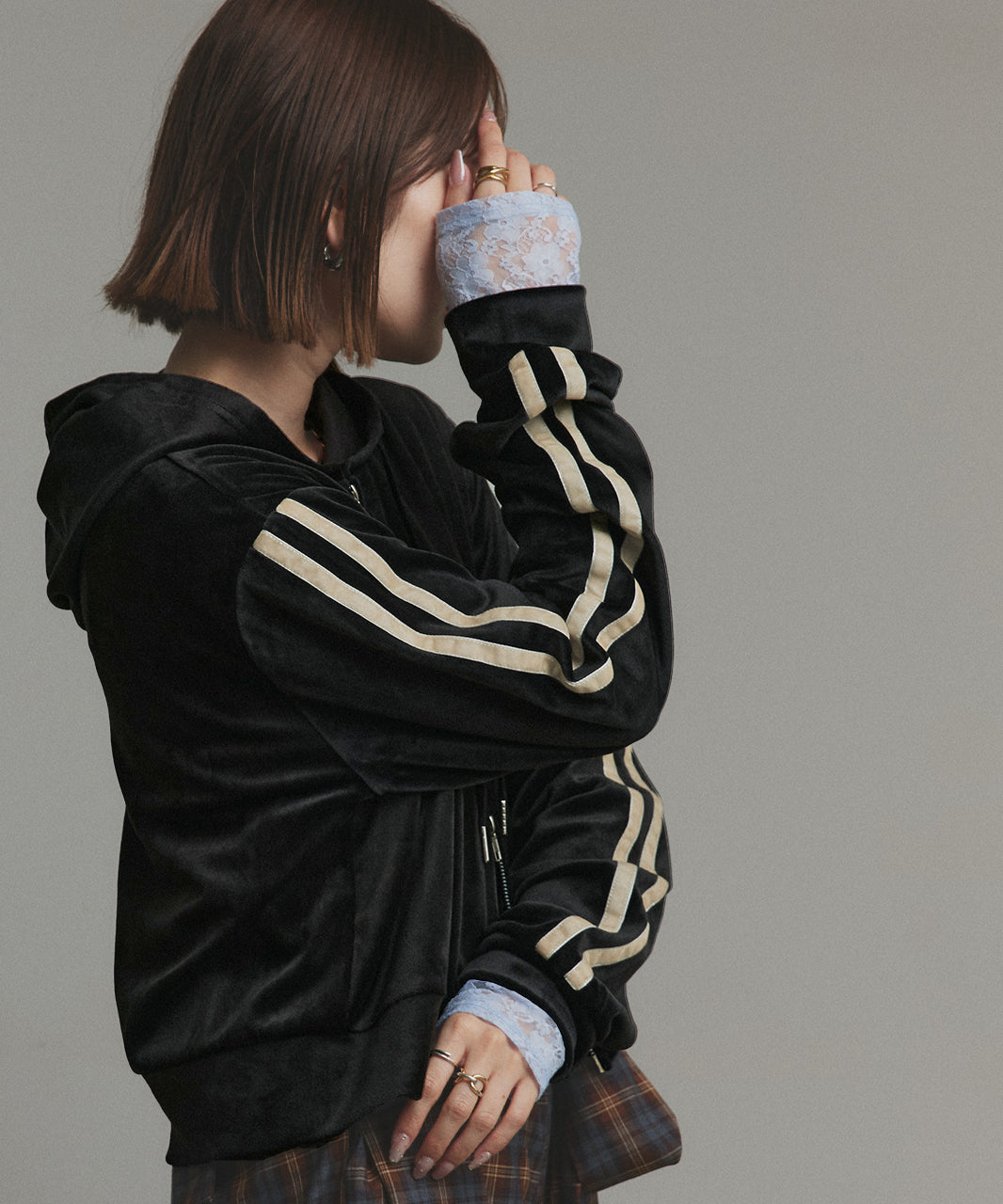 アドティエ ad thie 【2025AW新作】サイドラインジップベロアパーカー （ブラック） ブラック