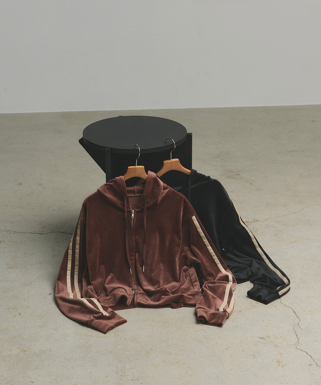 アドティエ ad thie 【2025AW新作】サイドラインジップベロアパーカー （ブラック） ブラック