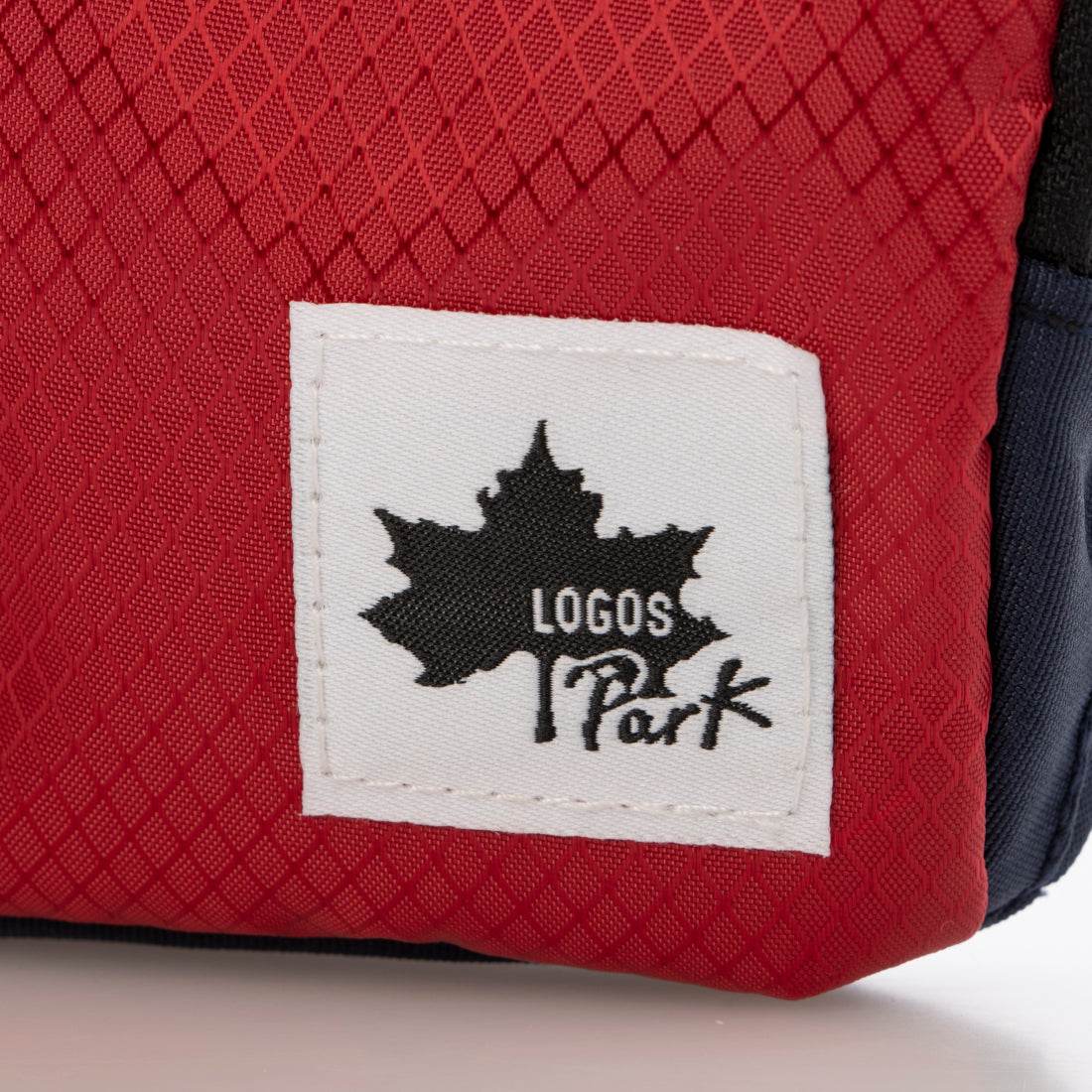 ロゴスパーク LOGOS Park シザーバッグ サコッシュ ショルダーポシェット ポーチ カラビナ付き バイカラー タウンユース お散歩 レジャー ハイキング ウォーキング（レッド） レッド