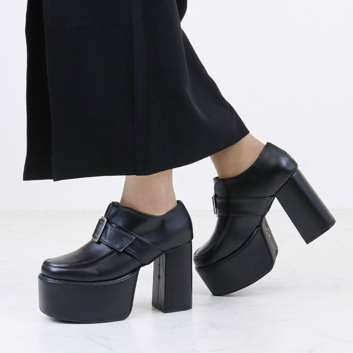LoveHunter heel shoes with buckle embellishment at the center/1570