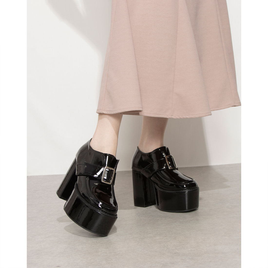 LoveHunter heel shoes with buckle embellishment at the center/1570