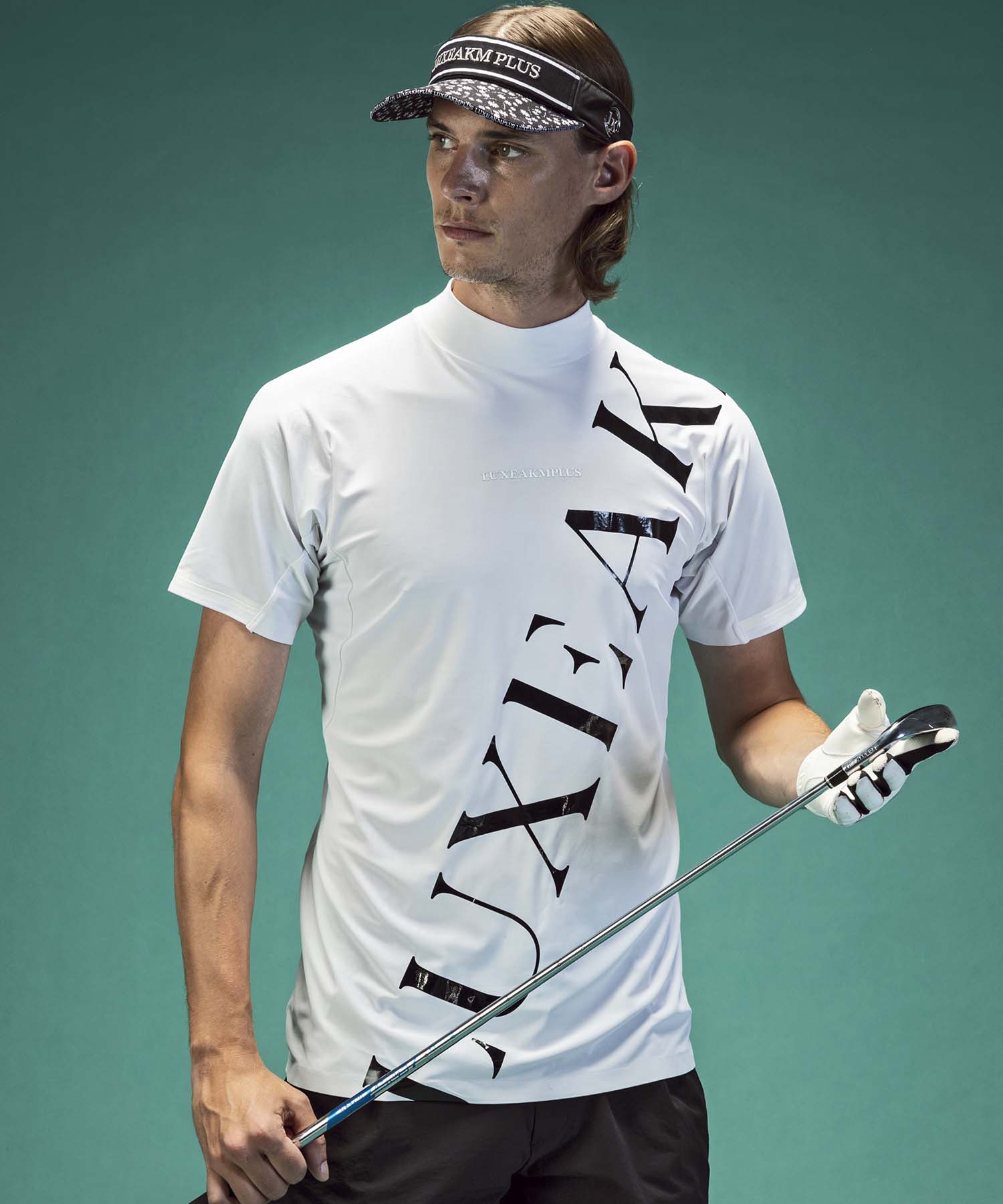 リュクスエイケイエムプラス LUXEAKMPLUS(リュクスエイケイエムプラス)ゴルフ ロゴデザイン半袖モックネックTシャツ （ホワイト） ホワイト
