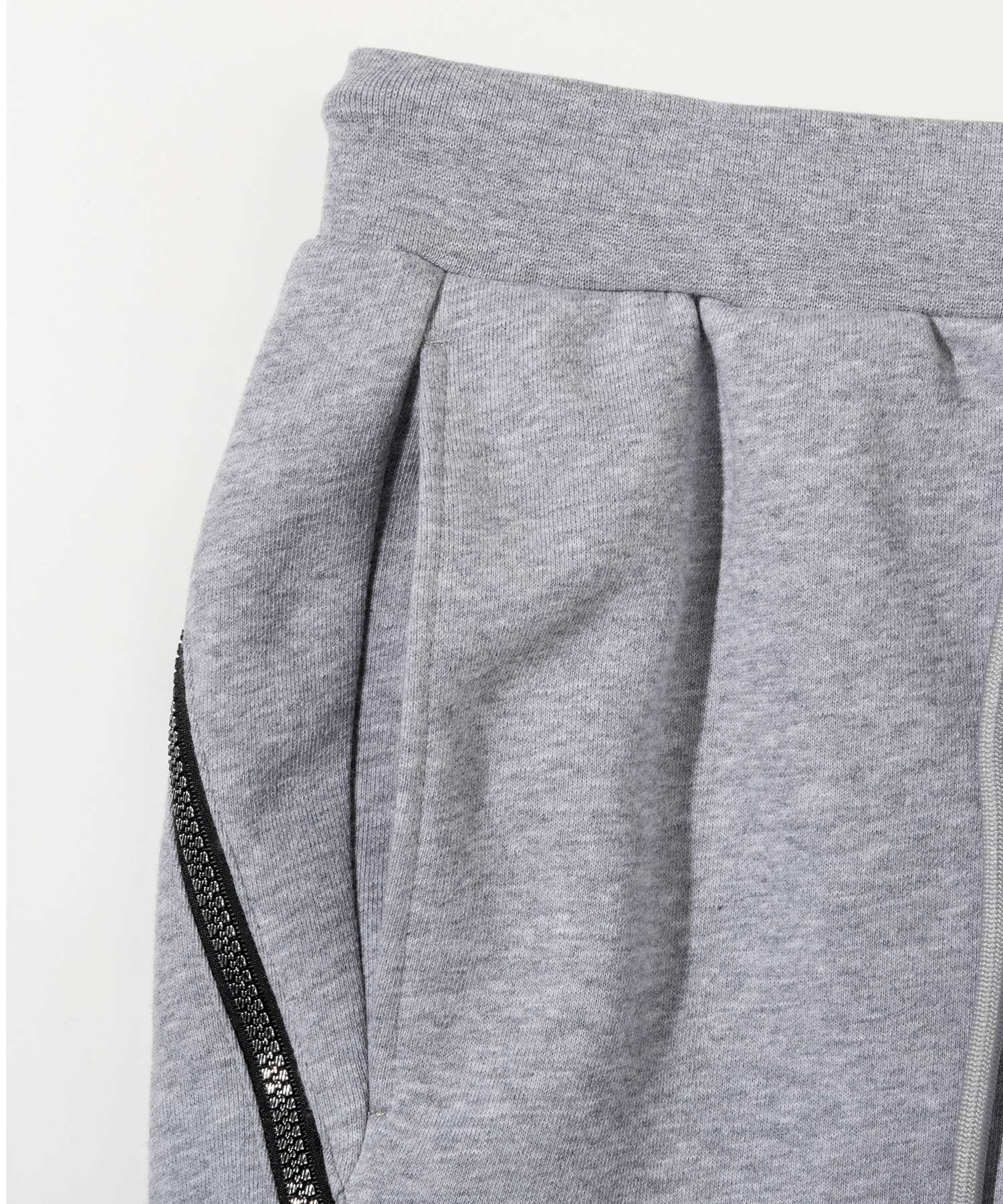 リュクスエイケイエムプラス LUXEAKMPLUS ゴルフ ブランドロゴ テーパードシルエット トレーニング ロングパンツ(ストレッチ性/吸水速乾) （グレー） グレー