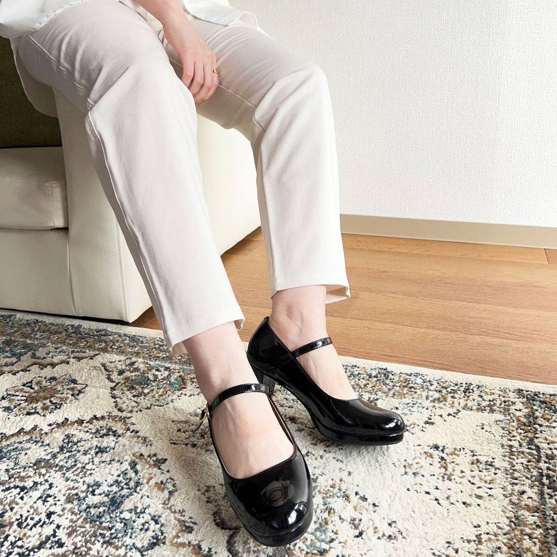 フロントストラップヒールパンプス （ブラックエナメル(BLKE)） ブラックエナメル(BLKE)