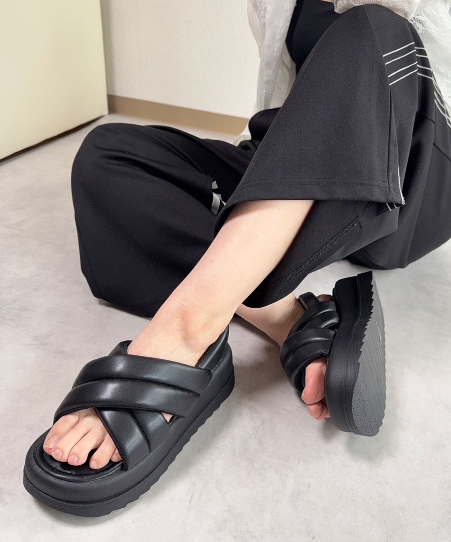 ラスドット lus. パデッドベルトバックバンドサンダル （ブラック） ブラック