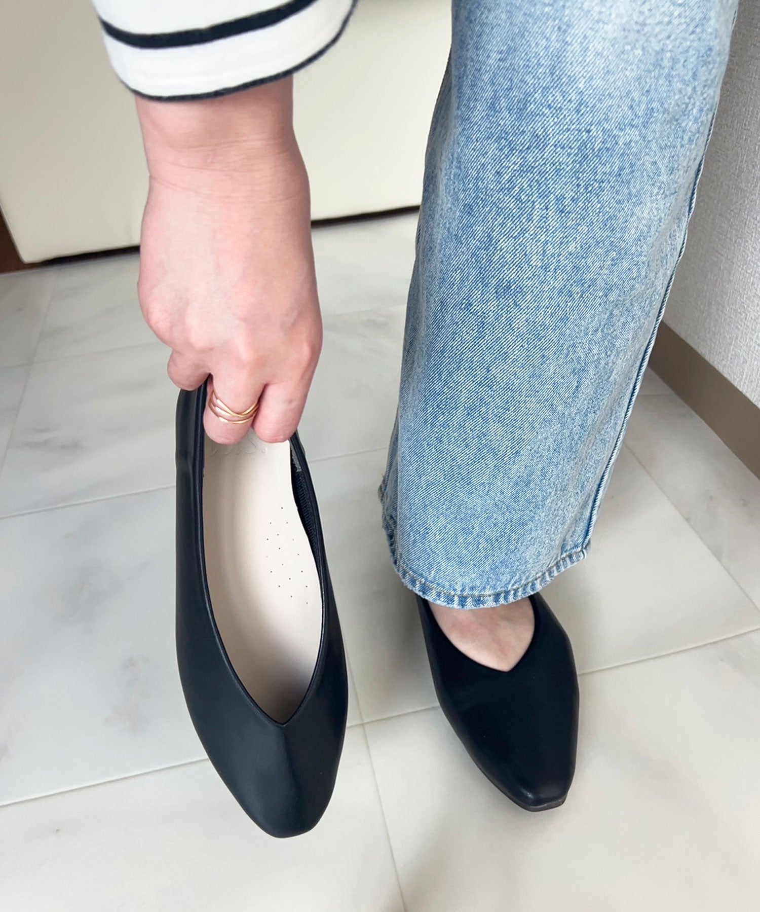 ラスドット lus. Vカットフラットパンプス