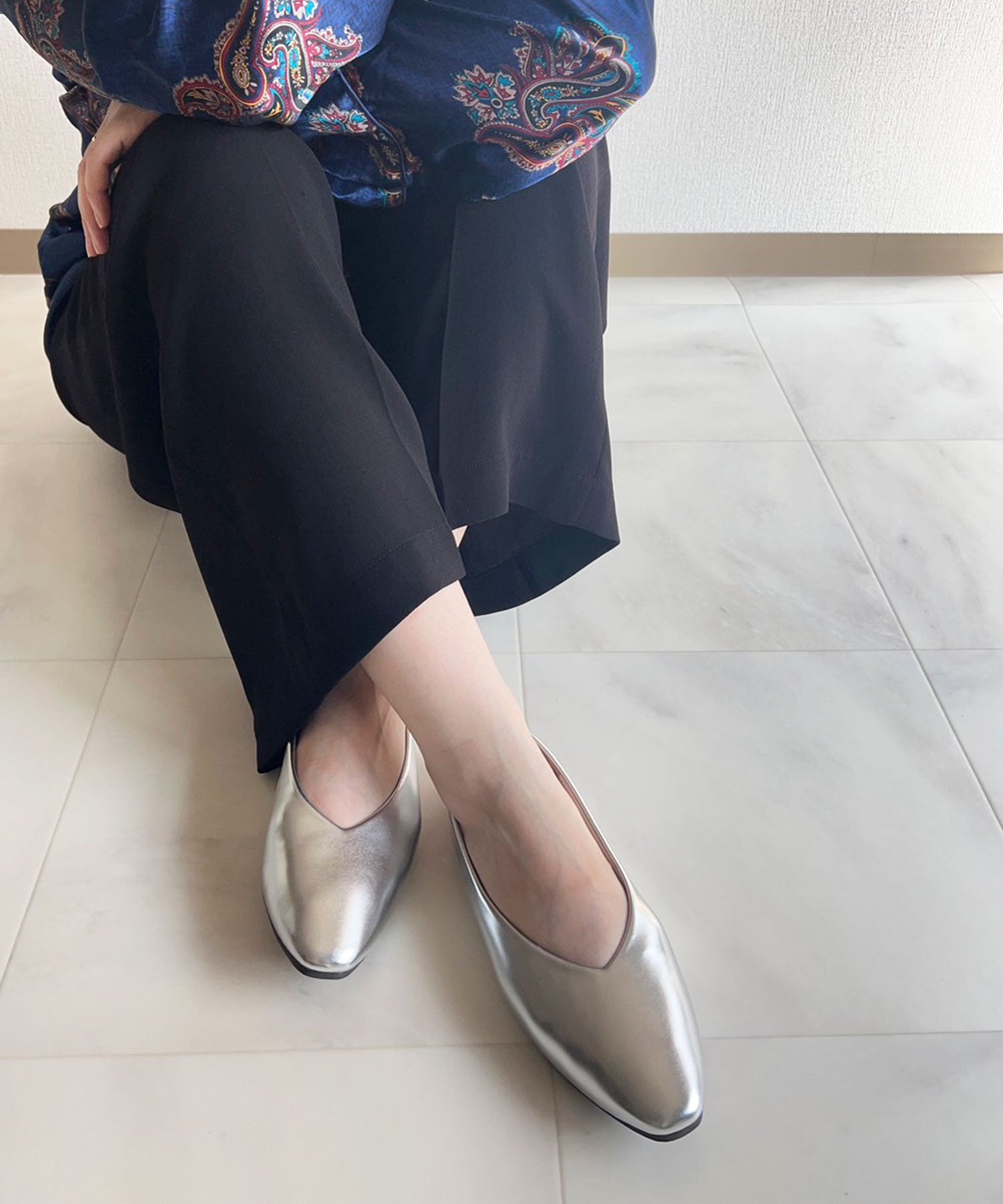 ラスドット lus. Vカットフラットパンプス,シルバー