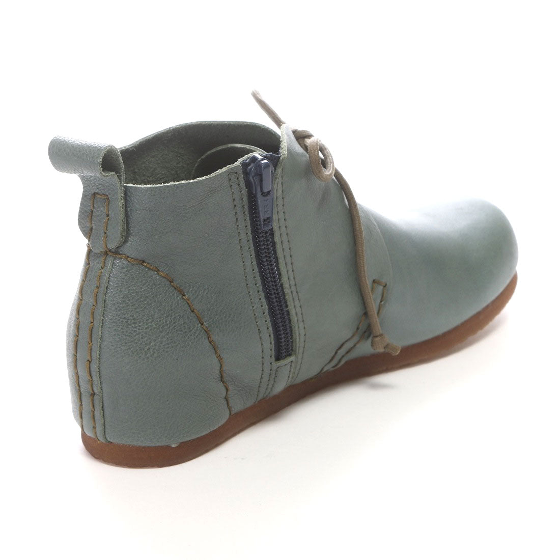 Milla sports: Clean and comfortable 4E casual wedge shoes