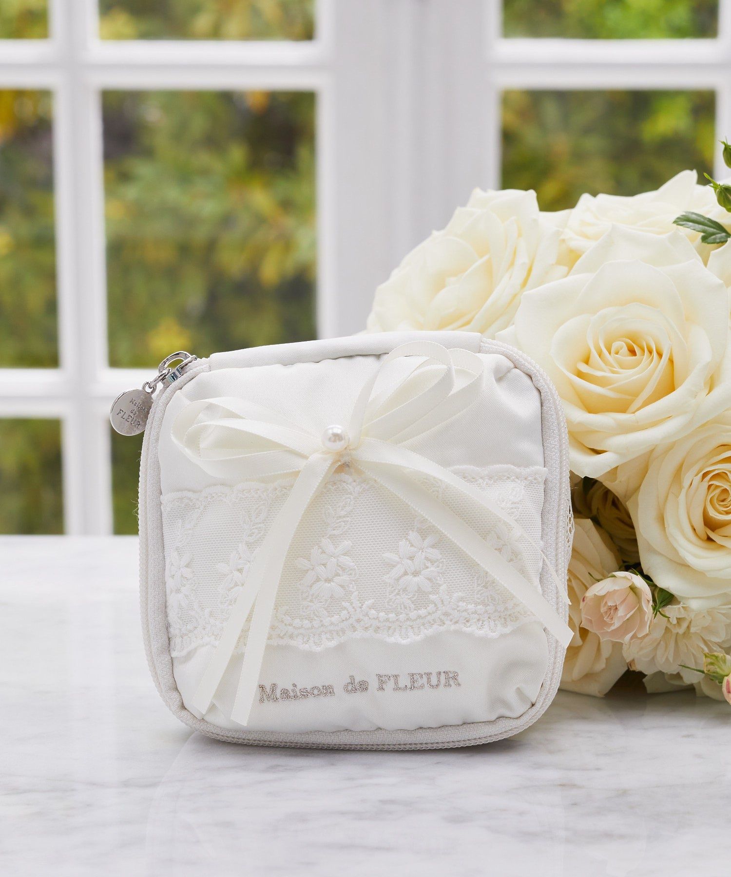 メゾン ド フルール Maison de FLEUR レースフリルポーチ （ホワイト） ホワイト
