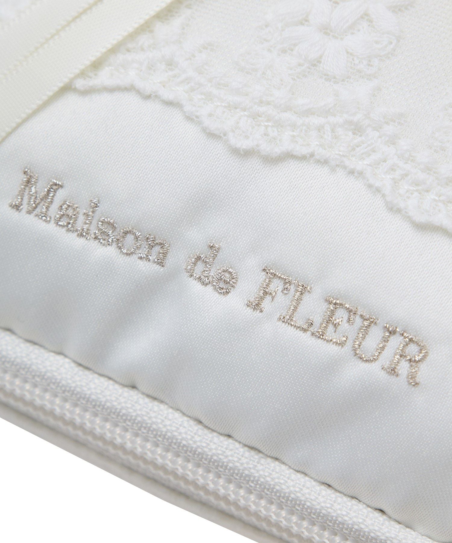 メゾン ド フルール Maison de FLEUR レースフリルポーチ （ホワイト） ホワイト