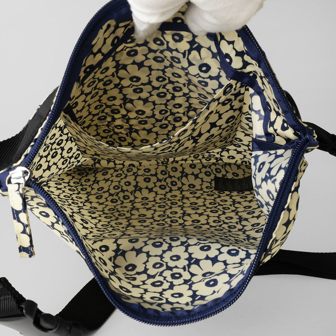 マリメッコ marimekko トートバッグ ウニッコ NEAT CROSSBODY M 094575 858 （ダークネイビー/オフホワイト） ダークネイビー/オフホワイト