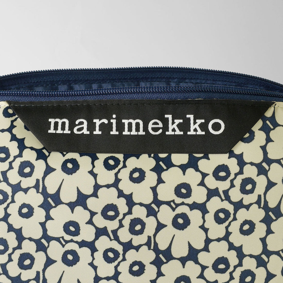 マリメッコ marimekko トートバッグ ウニッコ NEAT CROSSBODY M 094575 858 （ダークネイビー/オフホワイト） ダークネイビー/オフホワイト