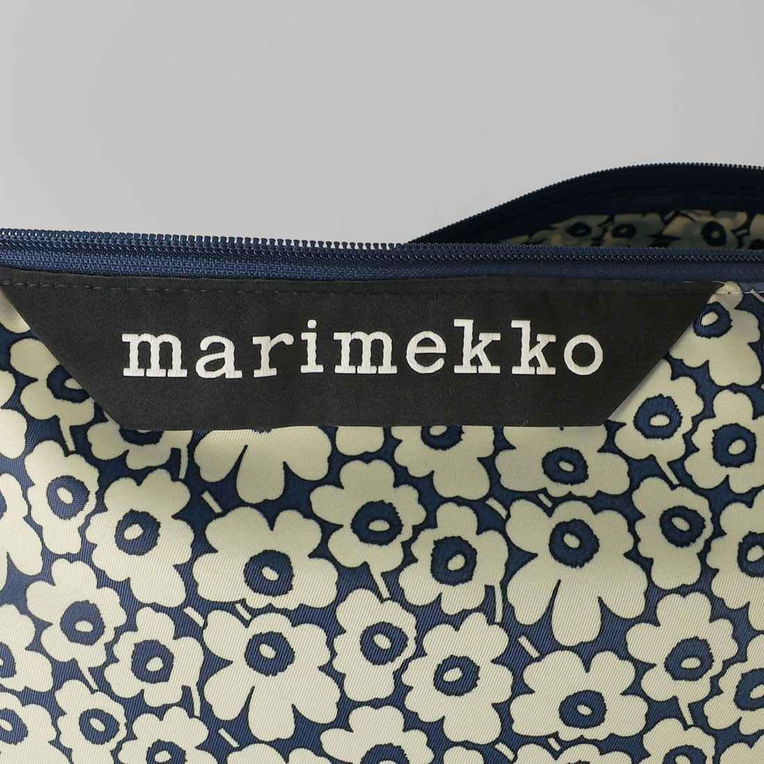 マリメッコ marimekko トートバッグ ウニッコ NEAT CROSSBODY L 094577 858 （ダークネイビー/オフホワイト） ダークネイビー/オフホワイト