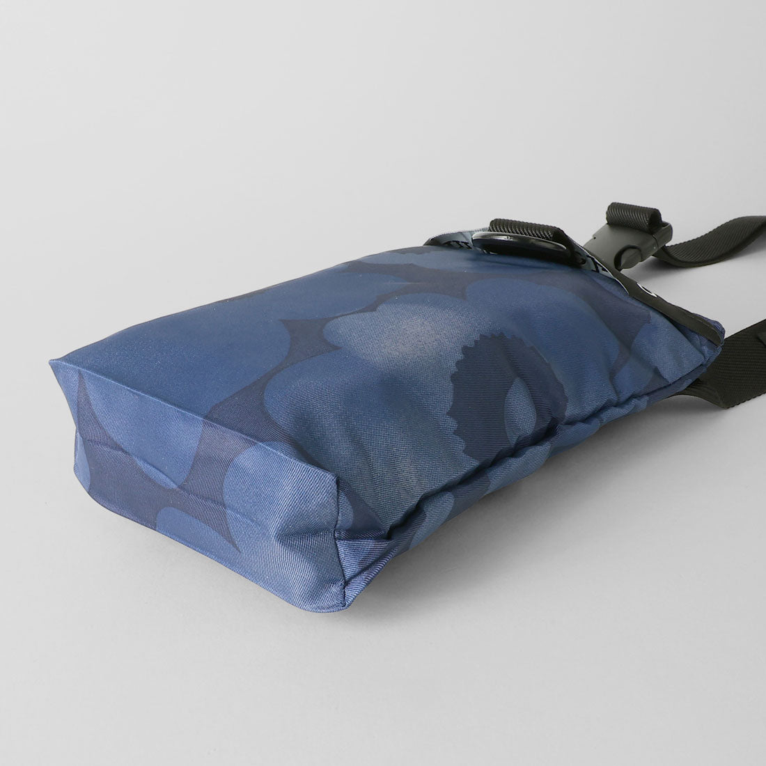 マリメッコ marimekko ショルダーバッグ ウニッコ NEAT PHONE POCKET 094378 828 （ダークブルー/ブルー） ダークブルー/ブルー