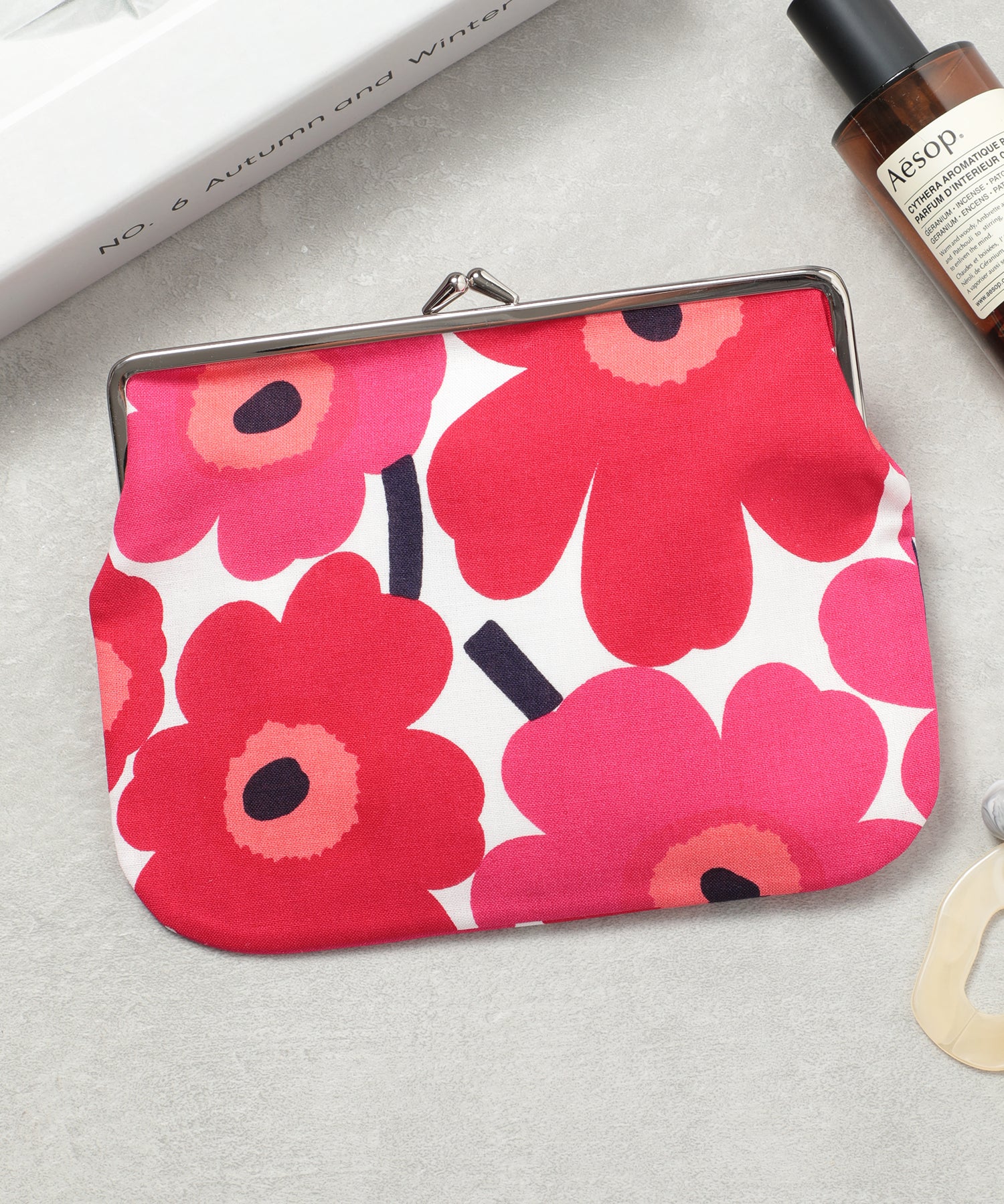 マリメッコ marimekko 【marimekko / マリメッコ】CARRY OVER / がま口 ポーチ プレゼント ギフト （ホワイト/レッドウニッコ柄） ホワイト/レッドウニッコ柄