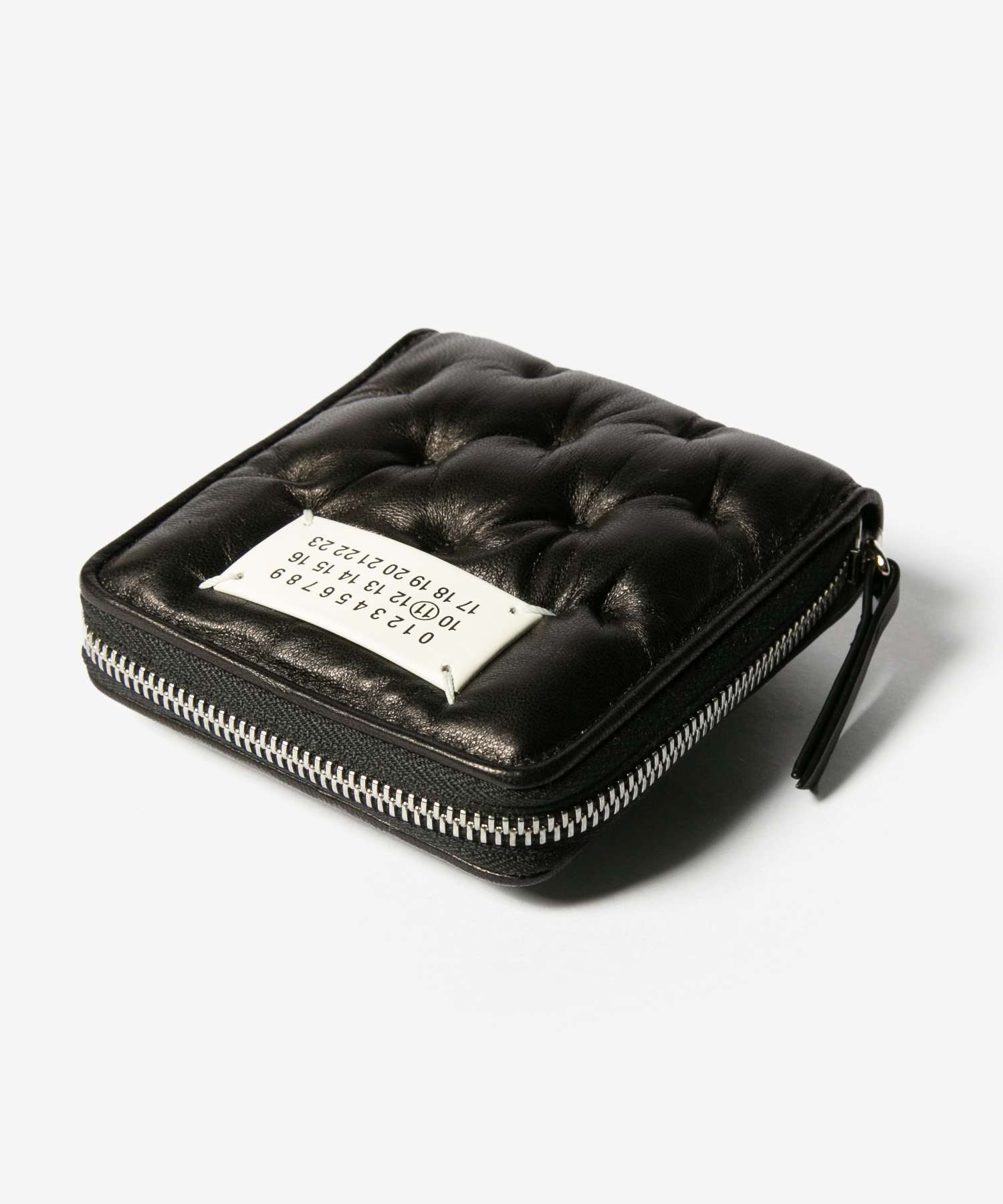 メゾン マルジェラ MAISON MARGIELA メゾン マルジェラ MAISON MARGIELA SA1UI0031 P6434 二つ折り財布 WALLET COMPACT ZIP AROUND W COIN HOLDER レディース ミニ財布 （ブラック） ブラック
