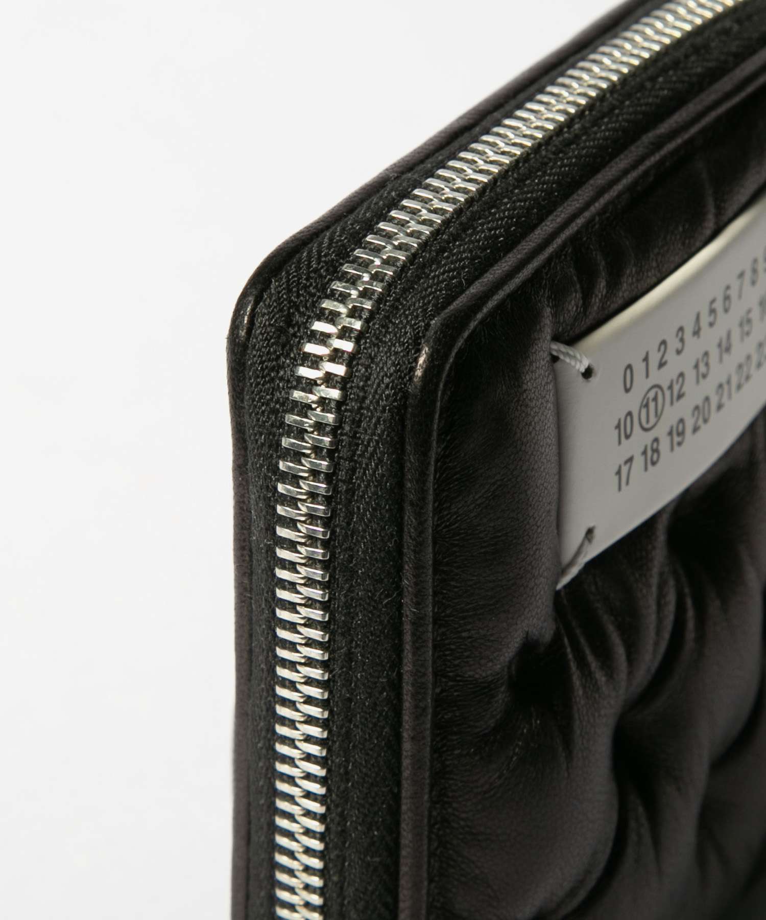 メゾン マルジェラ MAISON MARGIELA メゾン マルジェラ MAISON MARGIELA SA1UI0031 P6434 二つ折り財布 WALLET COMPACT ZIP AROUND W COIN HOLDER レディース ミニ財布 （ブラック） ブラック