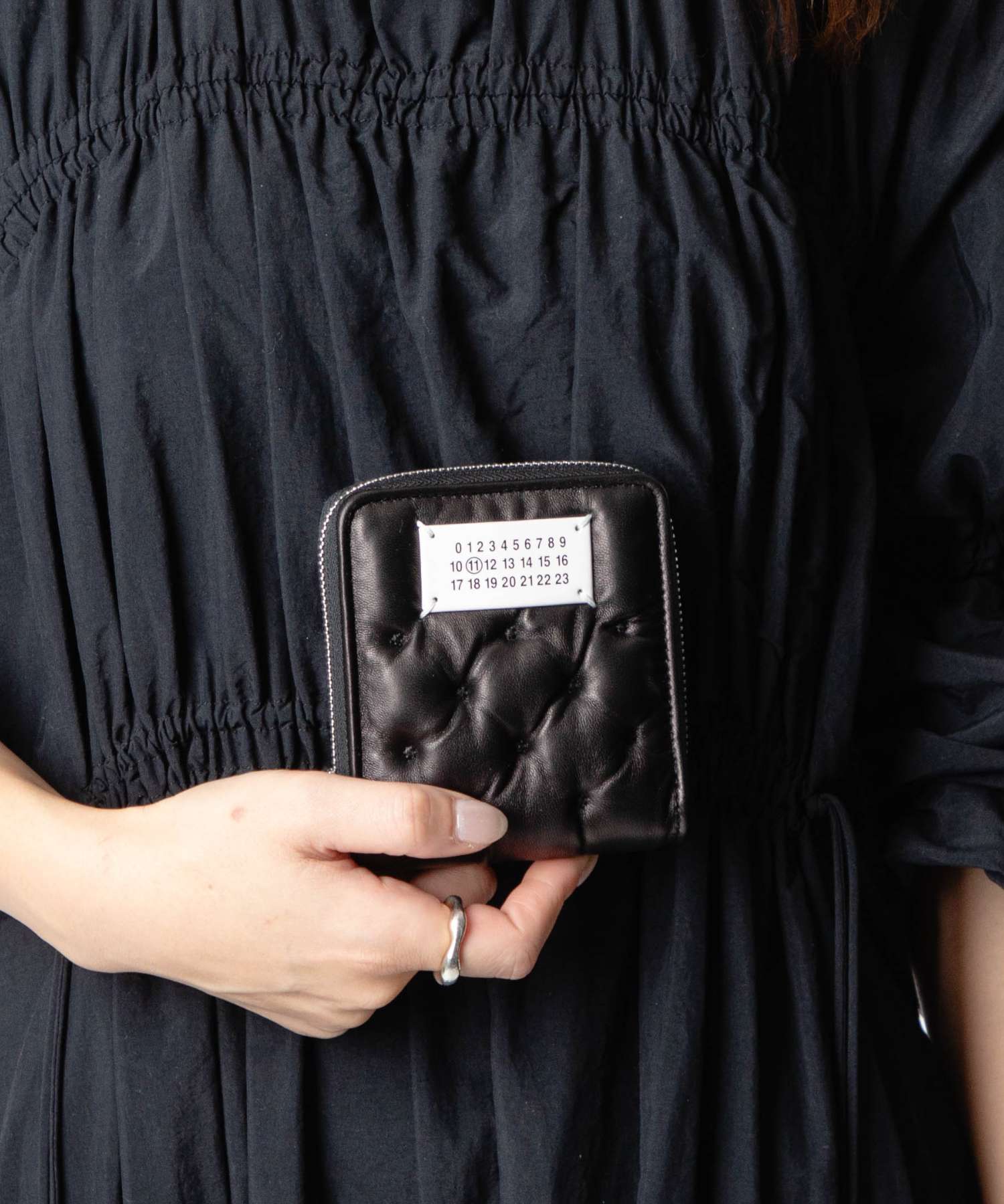 メゾン マルジェラ MAISON MARGIELA メゾン マルジェラ MAISON MARGIELA SA1UI0031 P6434 二つ折り財布 WALLET COMPACT ZIP AROUND W COIN HOLDER レディース ミニ財布 （ブラック） ブラック