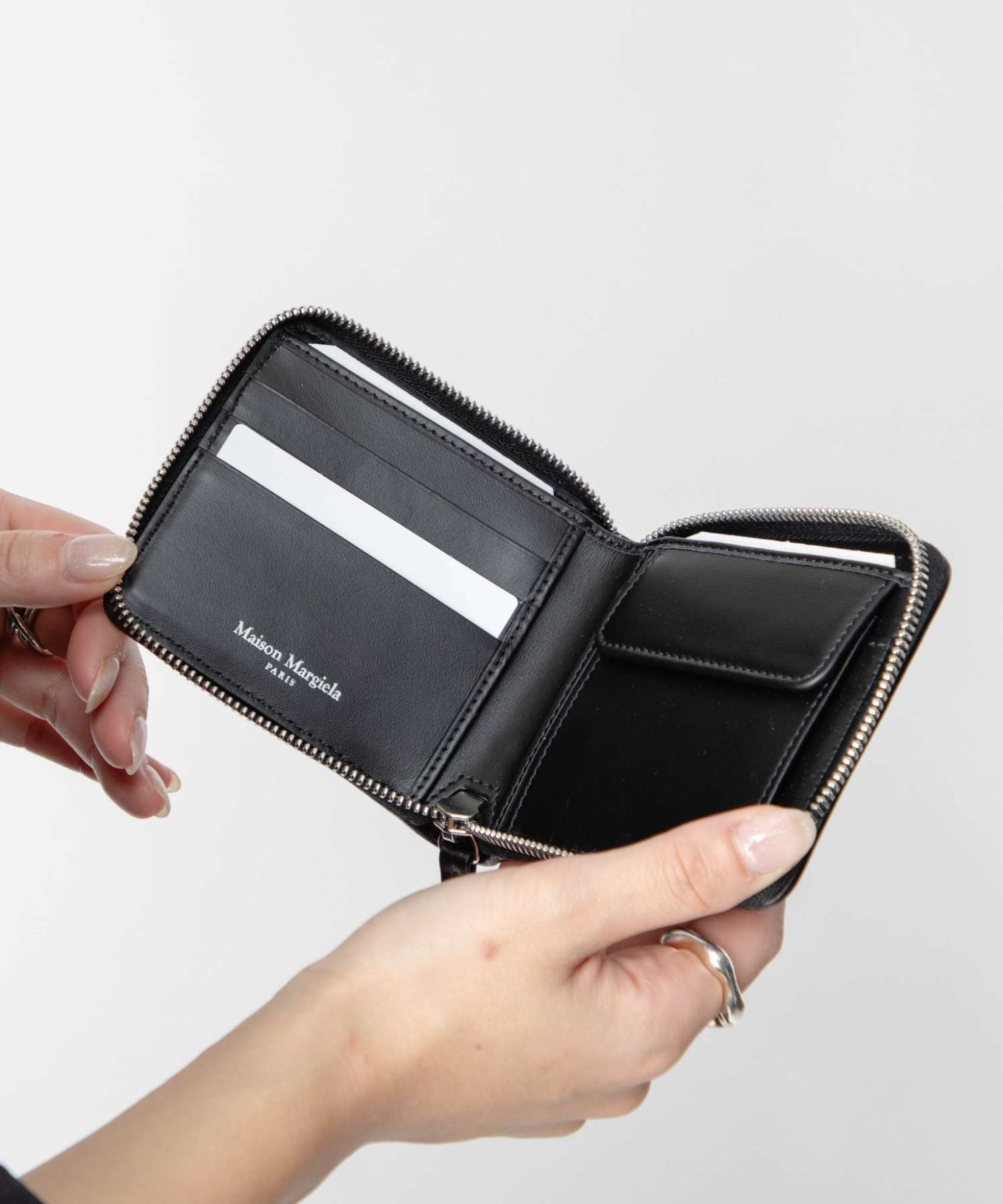 メゾン マルジェラ MAISON MARGIELA メゾン マルジェラ MAISON MARGIELA SA1UI0031 P6434 二つ折り財布 WALLET COMPACT ZIP AROUND W COIN HOLDER レディース ミニ財布 （ブラック） ブラック