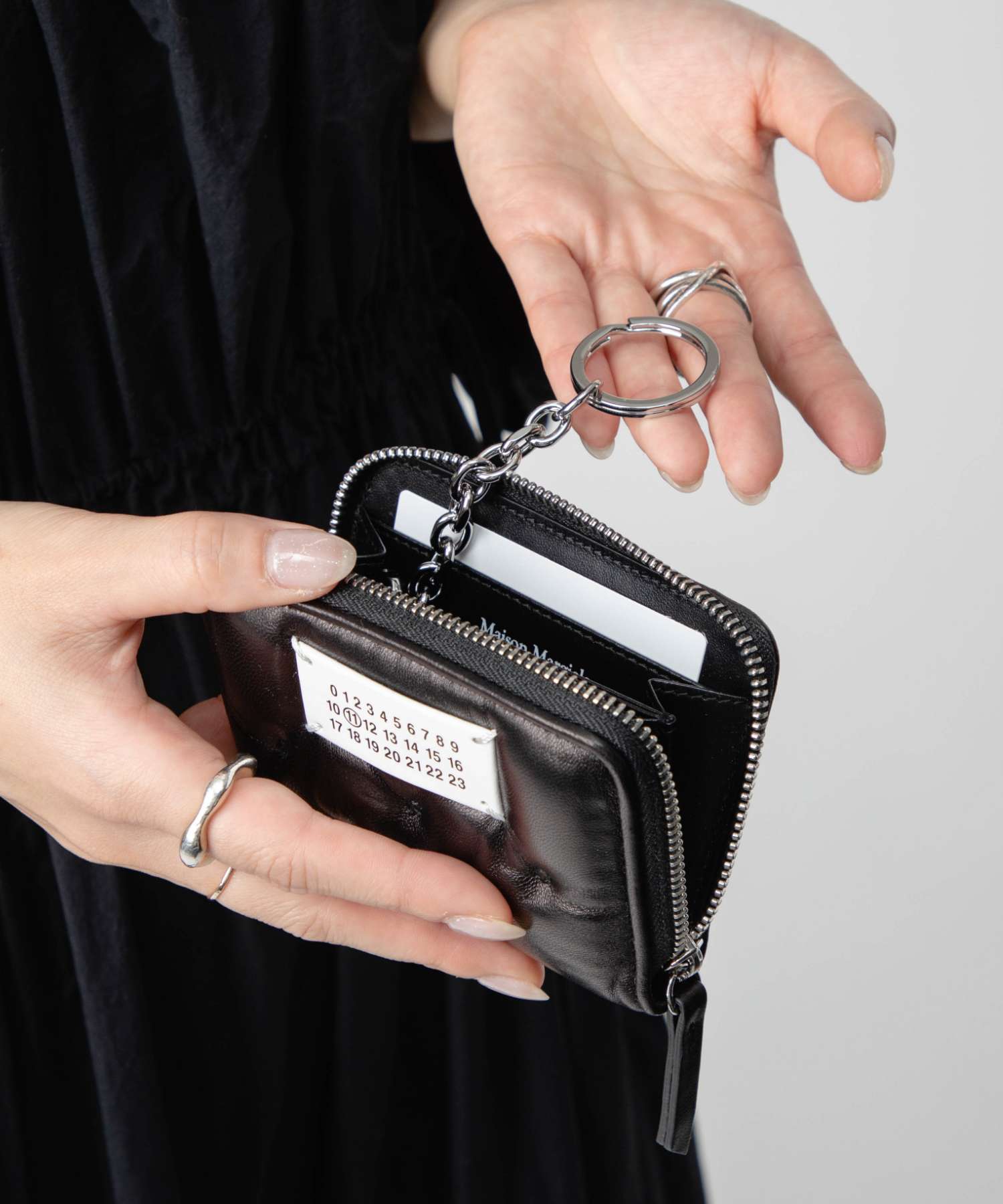 メゾン マルジェラ MAISON MARGIELA メゾン マルジェラ MAISON MARGIELA SA1VX0018 P6434 小銭入れ メンズ レディース 財布 グラムスラム エンブロイダリーコインホルダー ナンバリング （ブラック） ブラック