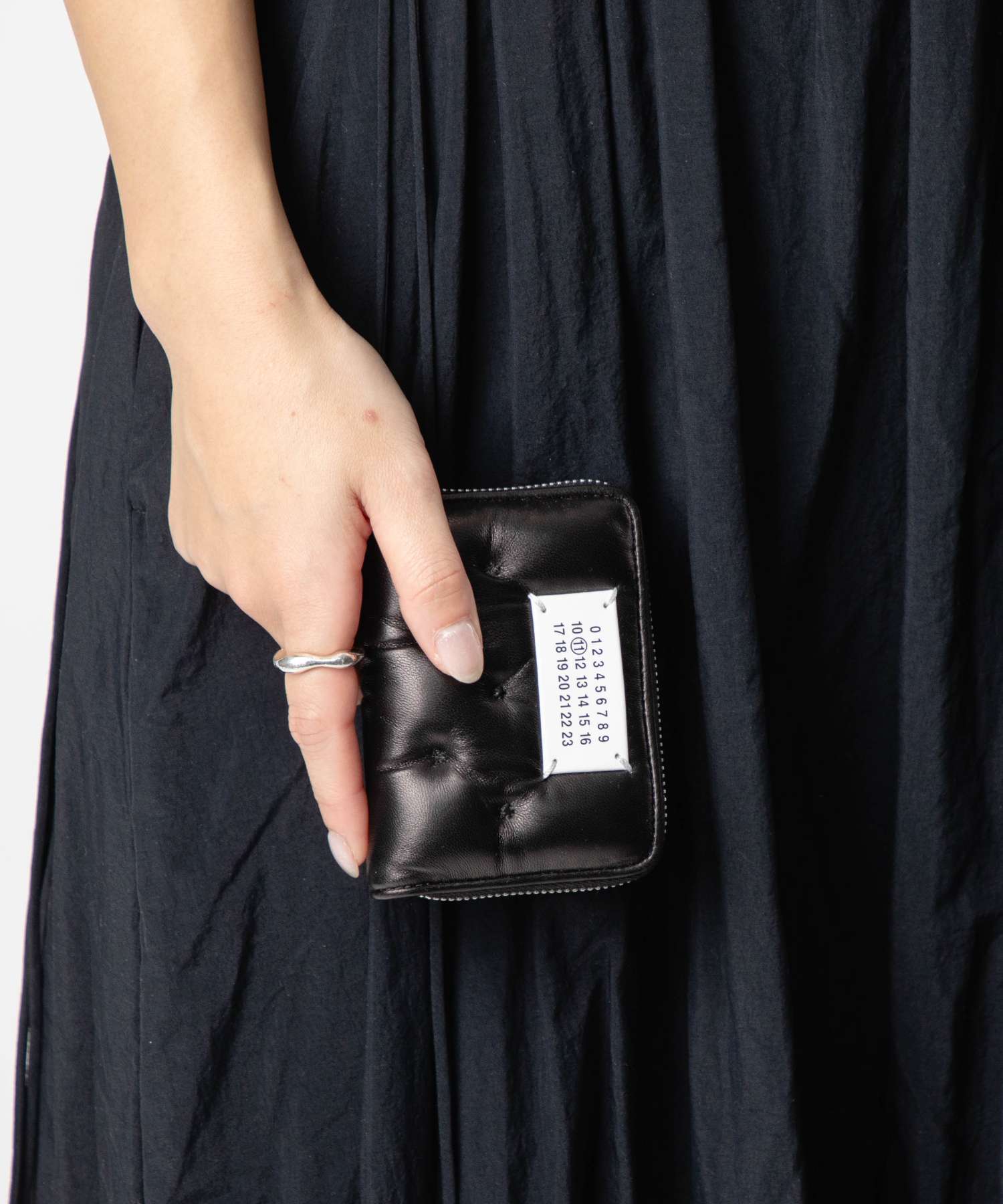 メゾン マルジェラ MAISON MARGIELA メゾン マルジェラ MAISON MARGIELA SA1VX0018 P6434 小銭入れ メンズ レディース 財布 グラムスラム エンブロイダリーコインホルダー ナンバリング （ブラック） ブラック