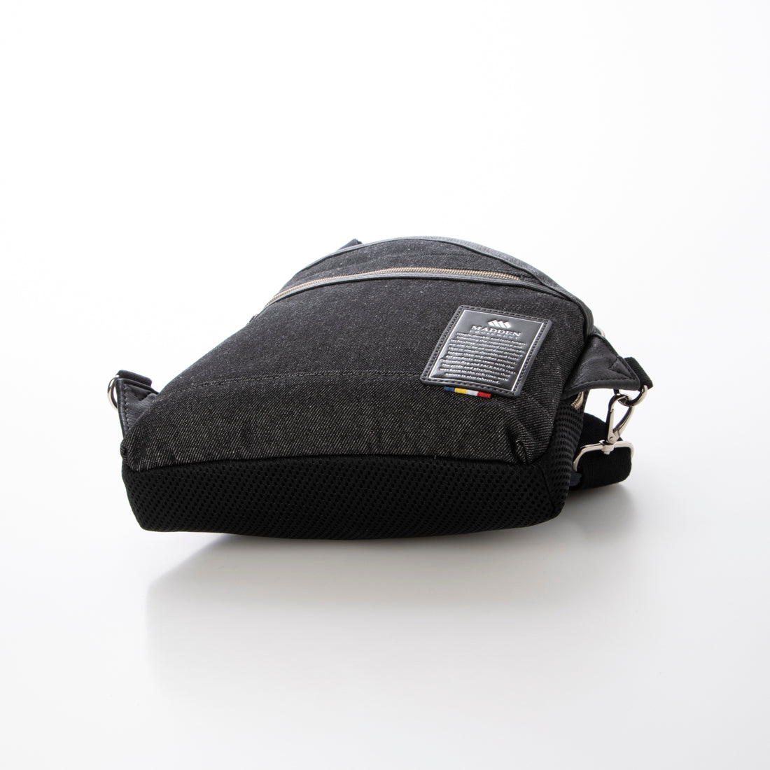 メデン イクイップメント MADDEN EQUIPMENT MAJESTY ショルダーバッグ （クロ） クロ