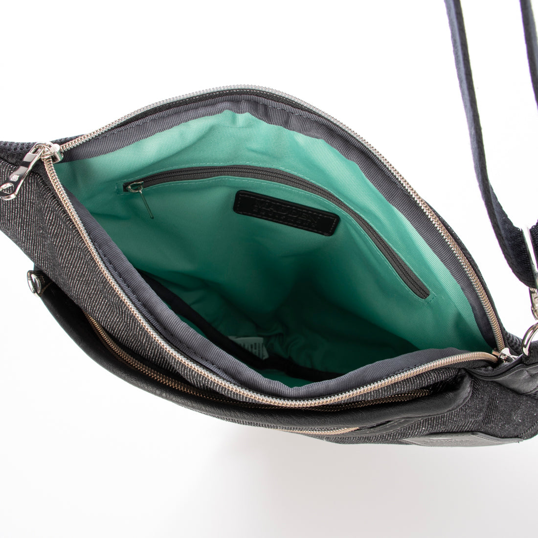 メデン イクイップメント MADDEN EQUIPMENT MAJESTY ショルダーバッグ （クロ） クロ