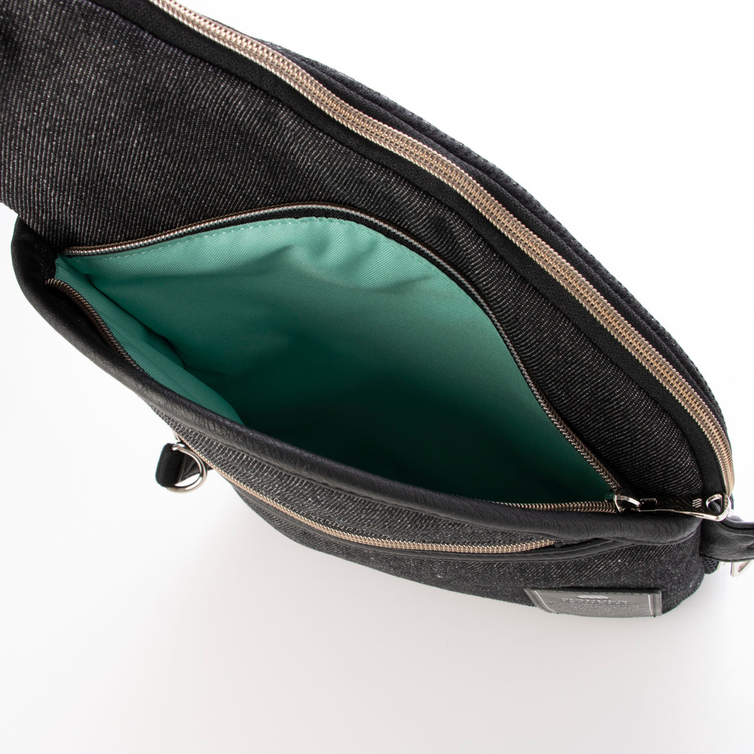 メデン イクイップメント MADDEN EQUIPMENT MAJESTY ショルダーバッグ （クロ） クロ