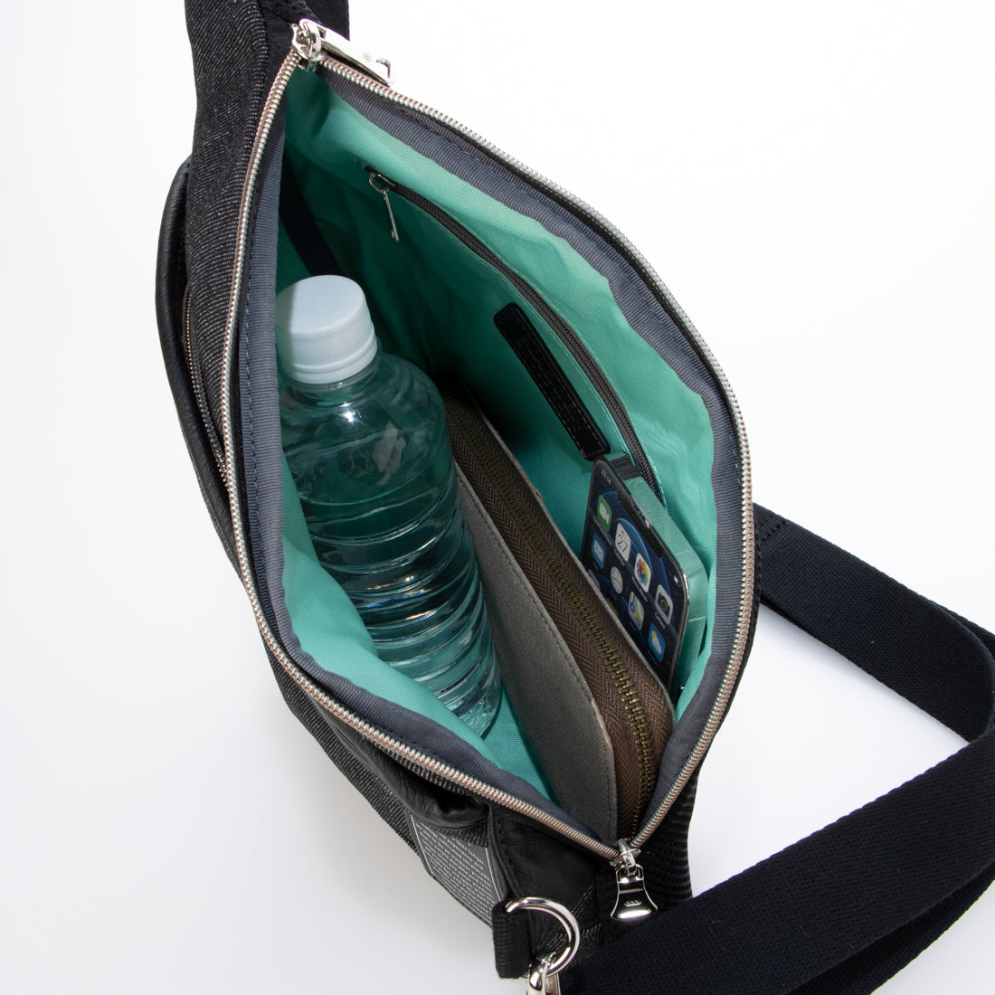 メデン イクイップメント MADDEN EQUIPMENT MAJESTY ショルダーバッグ （クロ） クロ