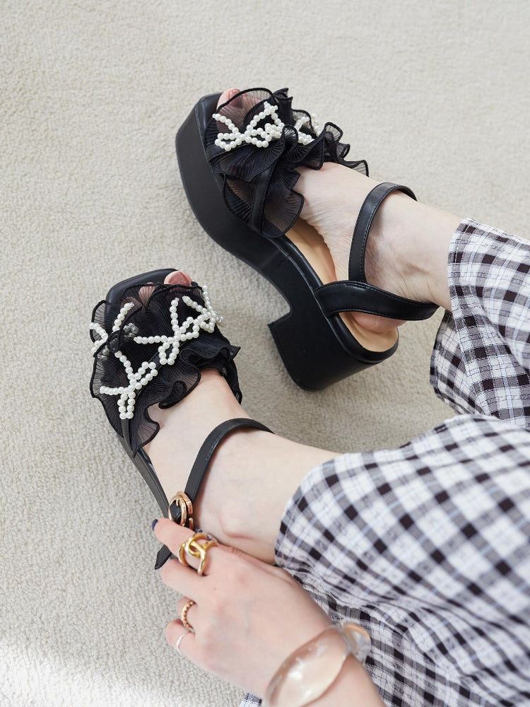 マジェスティックレゴン MAJESTIC LEGON パールリボンフリルボリュームサンダル （ブラック） ブラック