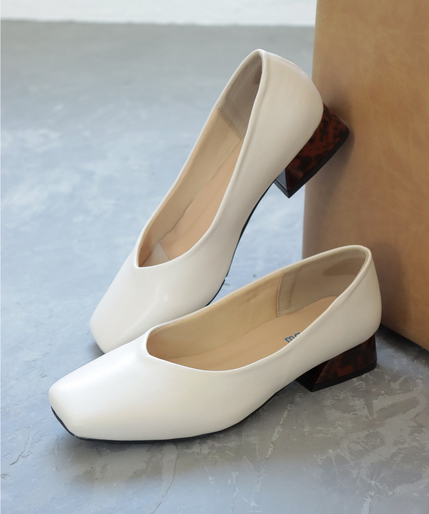 Mashugirl masyugirl [masyugirl] [4E wide/large size] [For both sunny and rainy days] Square toe flare heel pumps SOROTTO