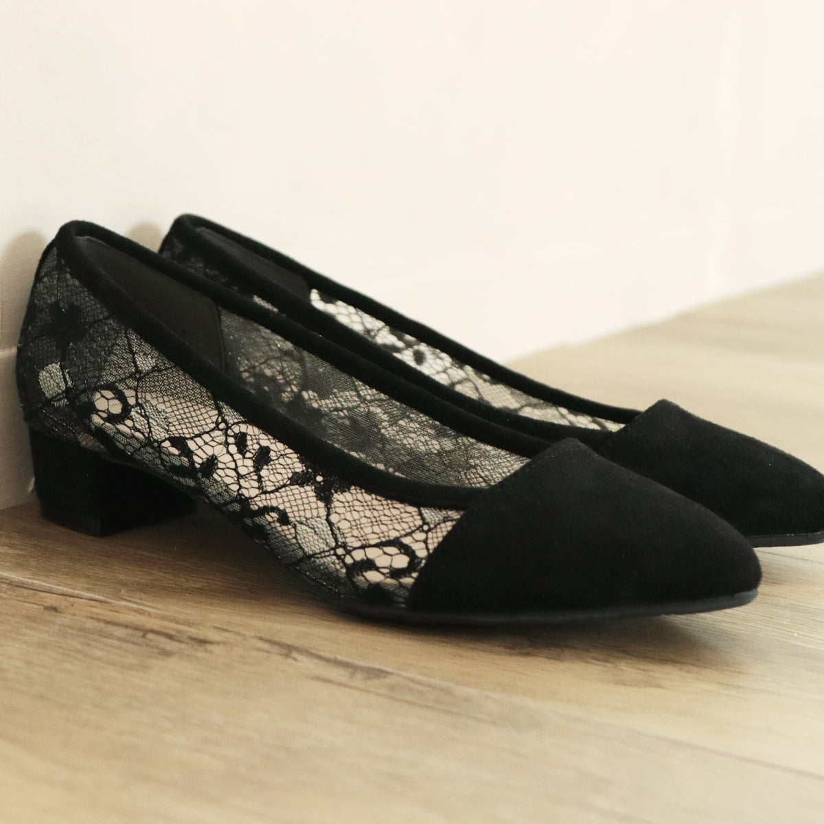 Mashugirl [4E wide/large size] Lace material pointed toe pumps