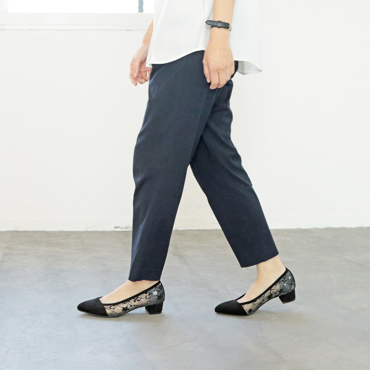 Mashugirl [4E wide/large size] Lace material pointed toe pumps