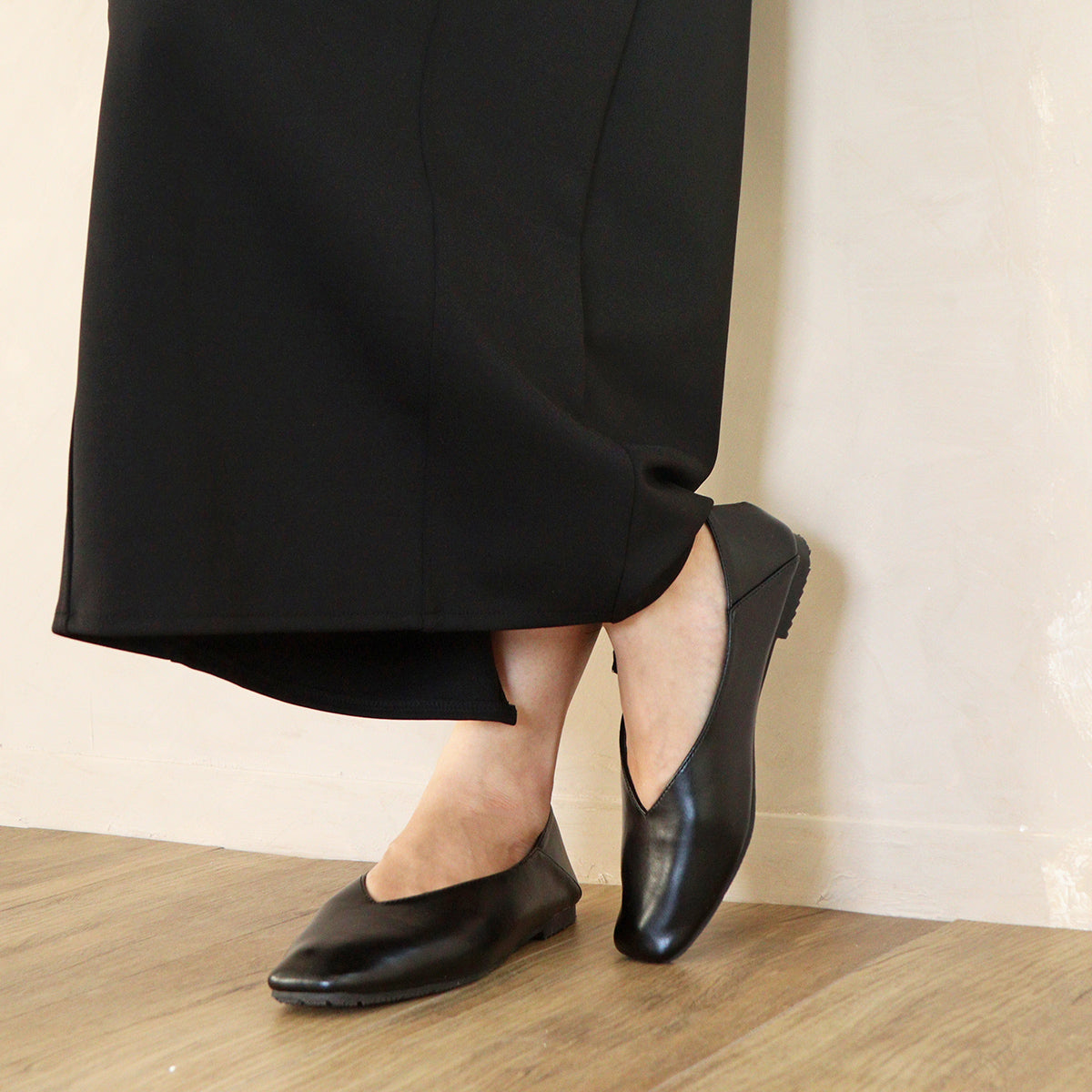 Mashugirl masyugirl [4E wide/large size] Square toe V-cut flat pumps