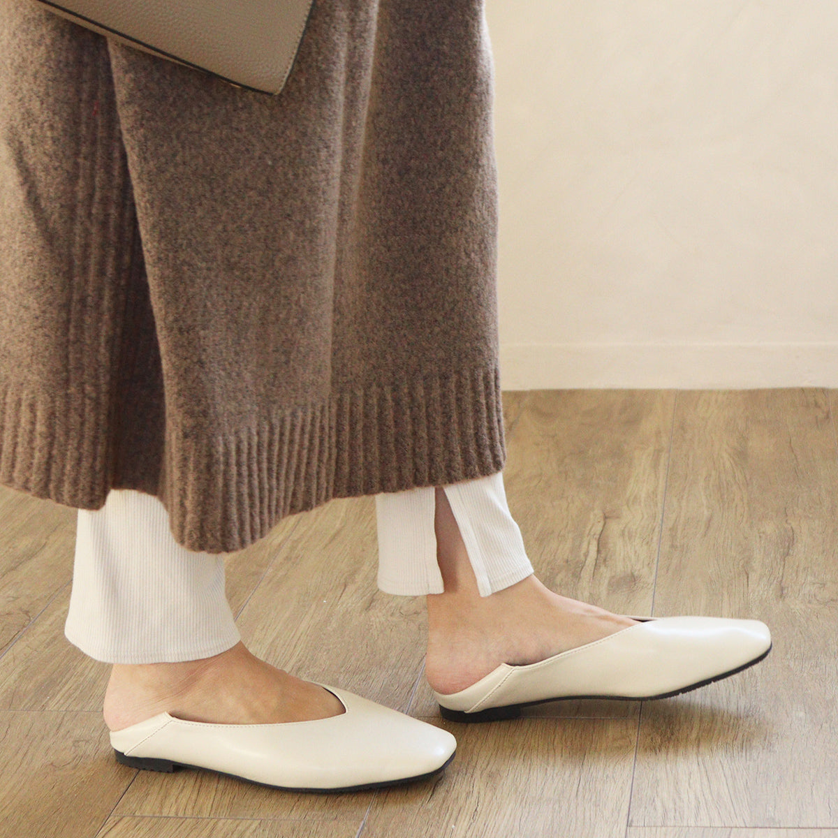 Mashugirl masyugirl [4E wide/large size] Square toe V-cut flat pumps