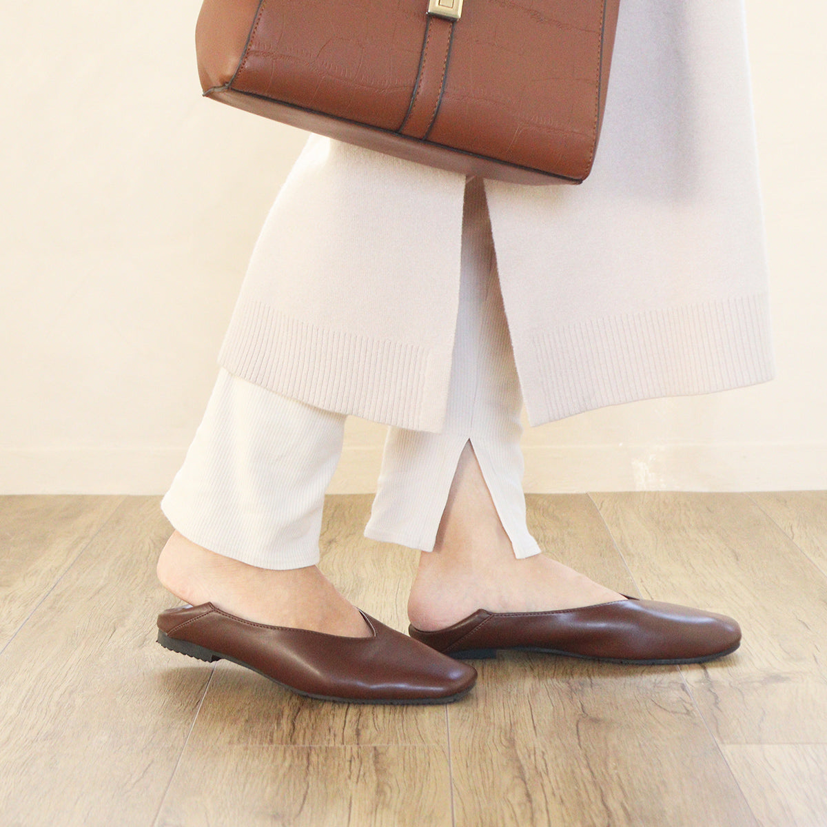 Mashugirl masyugirl [4E wide/large size] Square toe V-cut flat pumps