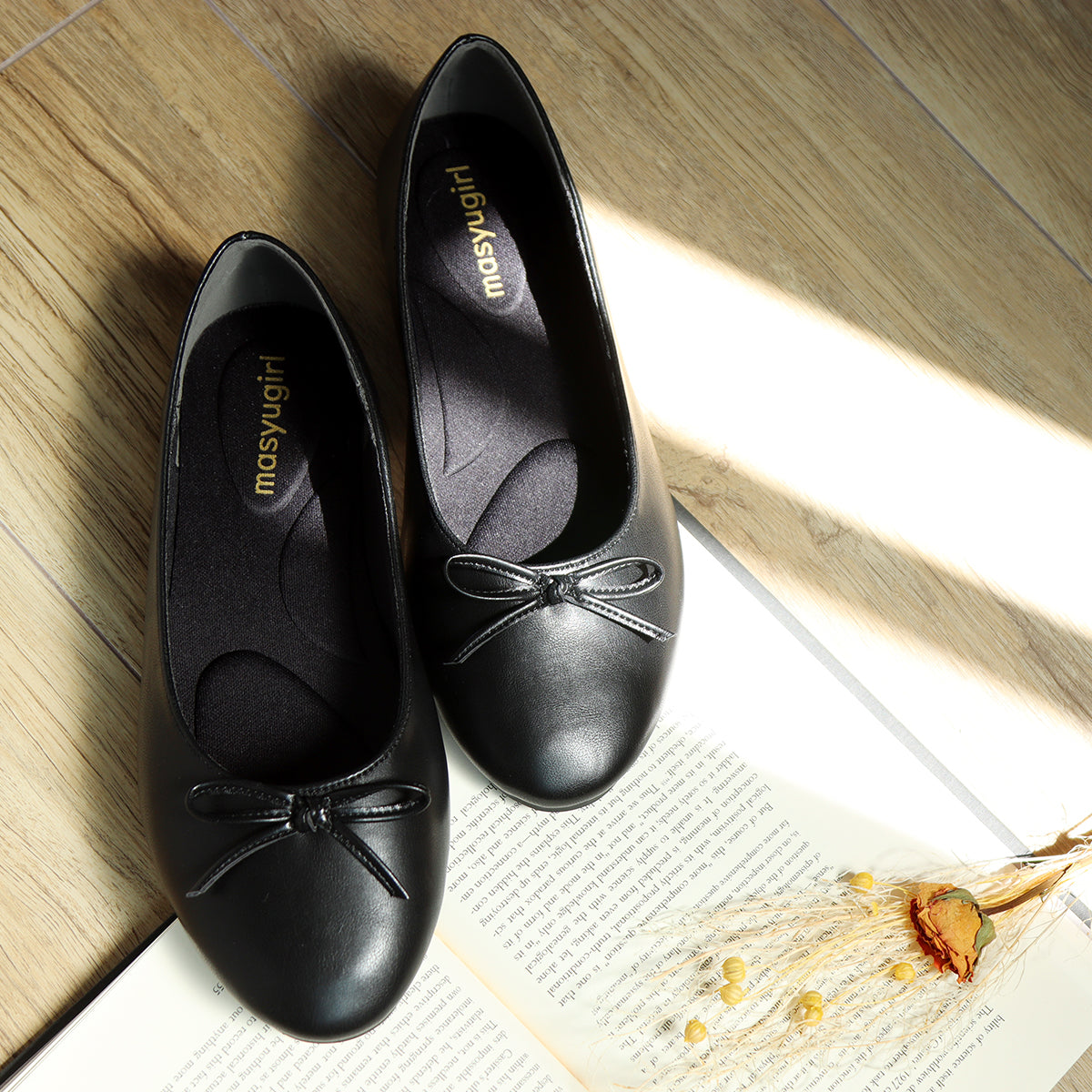 Mashugirl [4E wide/large size] Round toe flat ballet shoes with ribbon