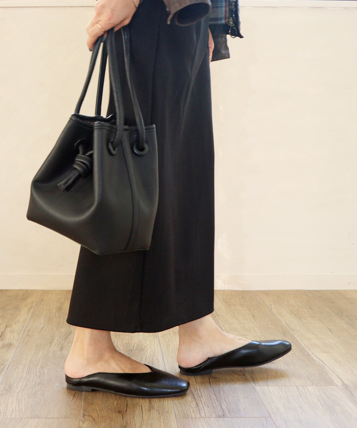 Mashugirl masyugirl [4E wide/large size] Square toe V-cut flat pumps