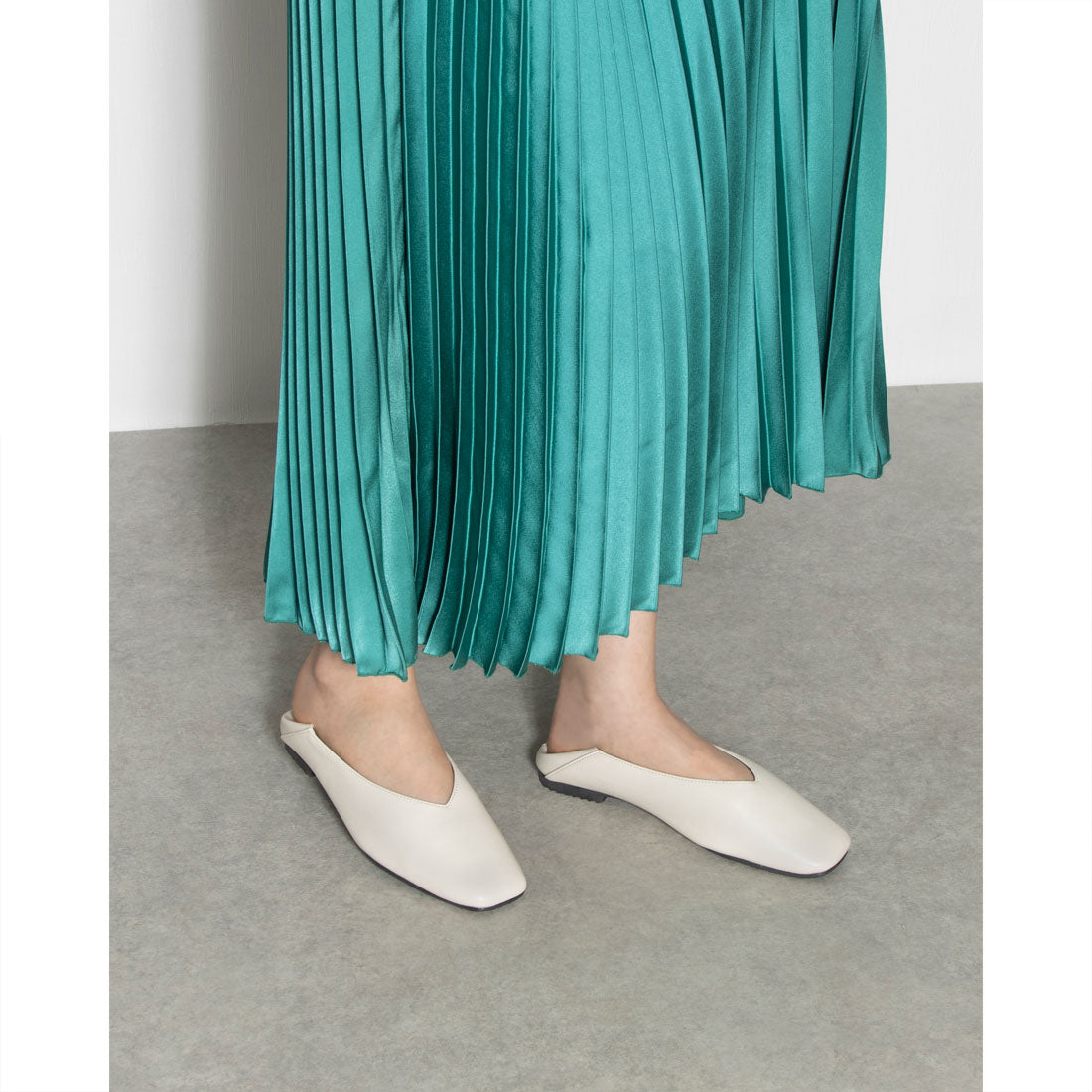 Mashugirl masyugirl [4E wide/large size] Square toe V-cut flat pumps