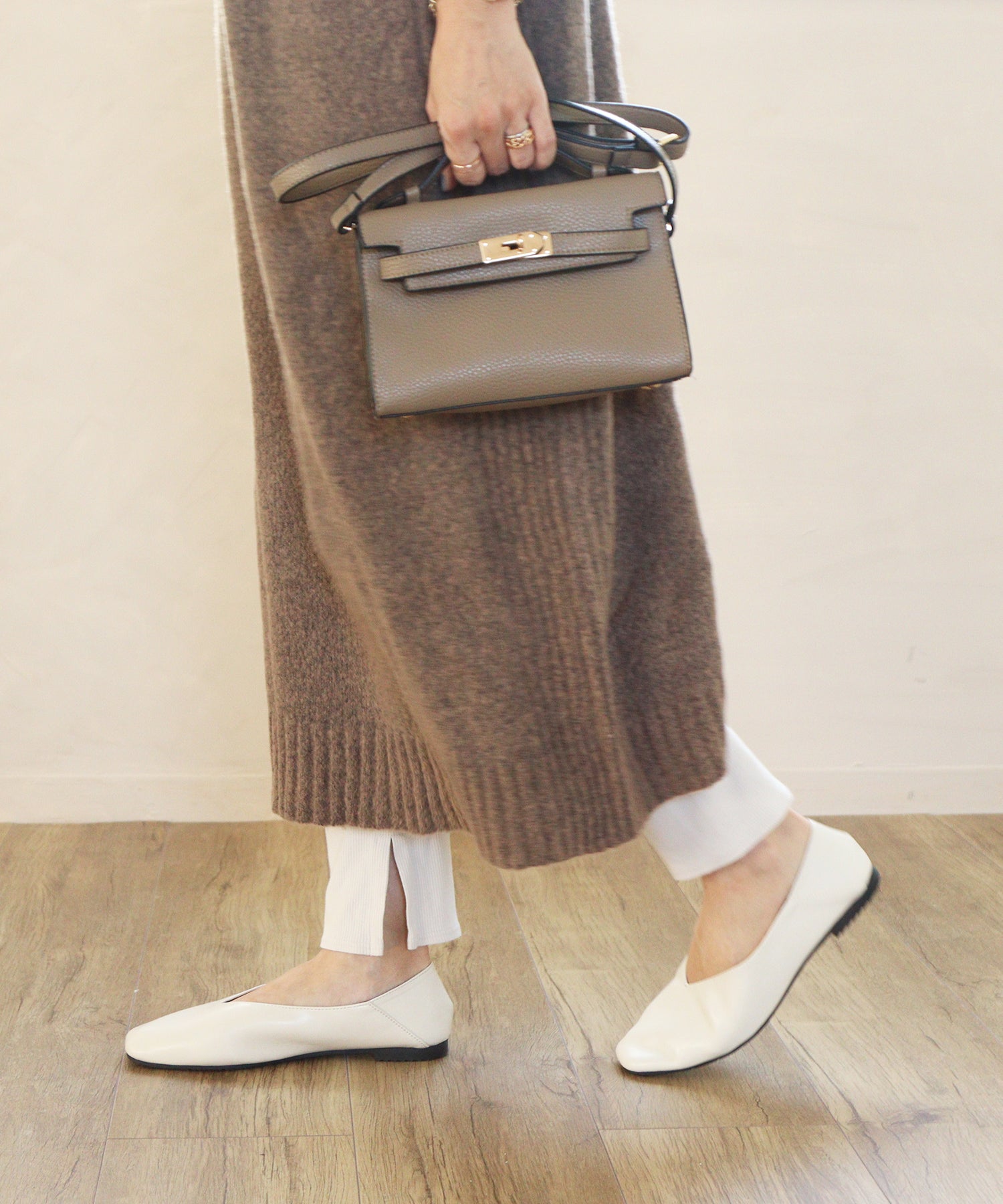 Mashugirl masyugirl [4E wide/large size] Square toe V-cut flat pumps