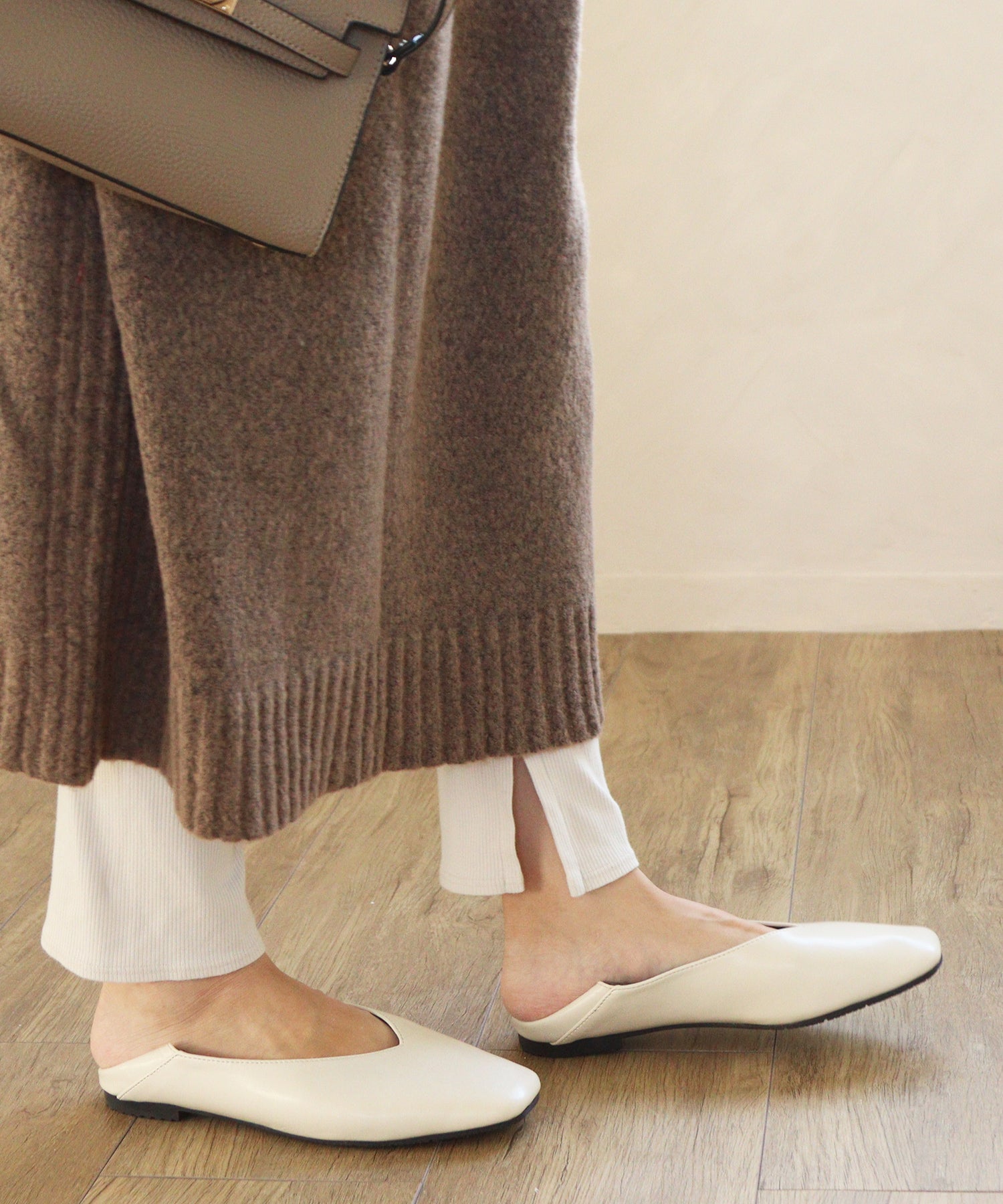Mashugirl masyugirl [4E wide/large size] Square toe V-cut flat pumps