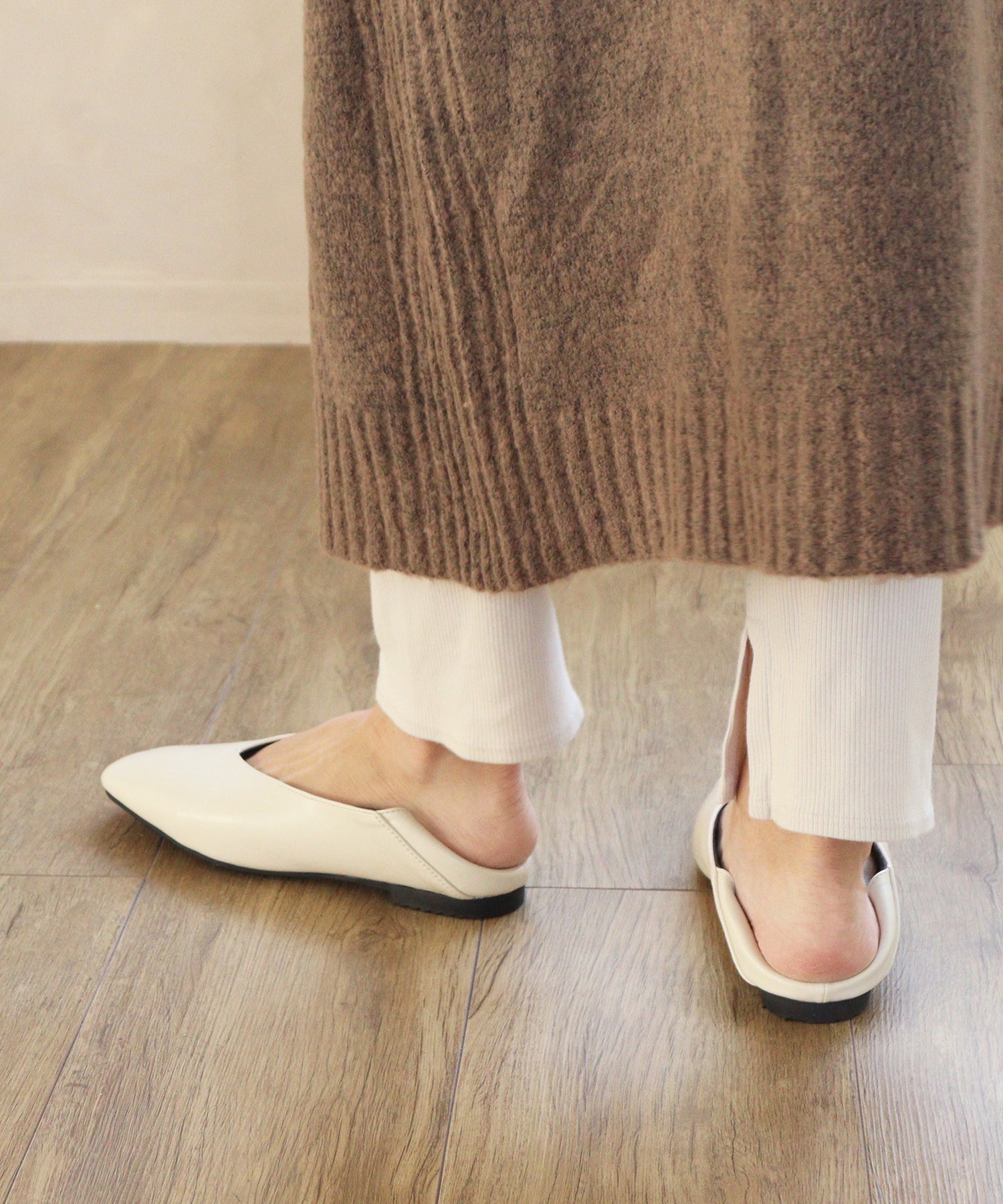Mashugirl masyugirl [4E wide/large size] Square toe V-cut flat pumps