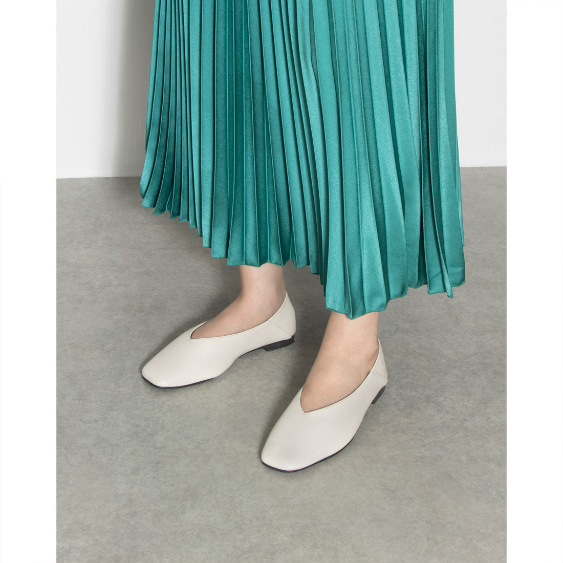 Mashugirl masyugirl [4E wide/large size] Square toe V-cut flat pumps