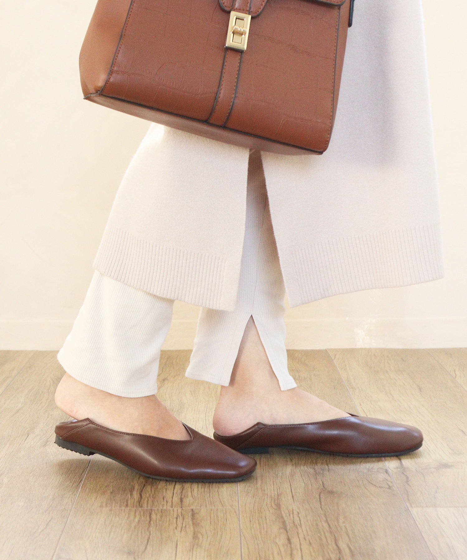 Mashugirl masyugirl [4E wide/large size] Square toe V-cut flat pumps