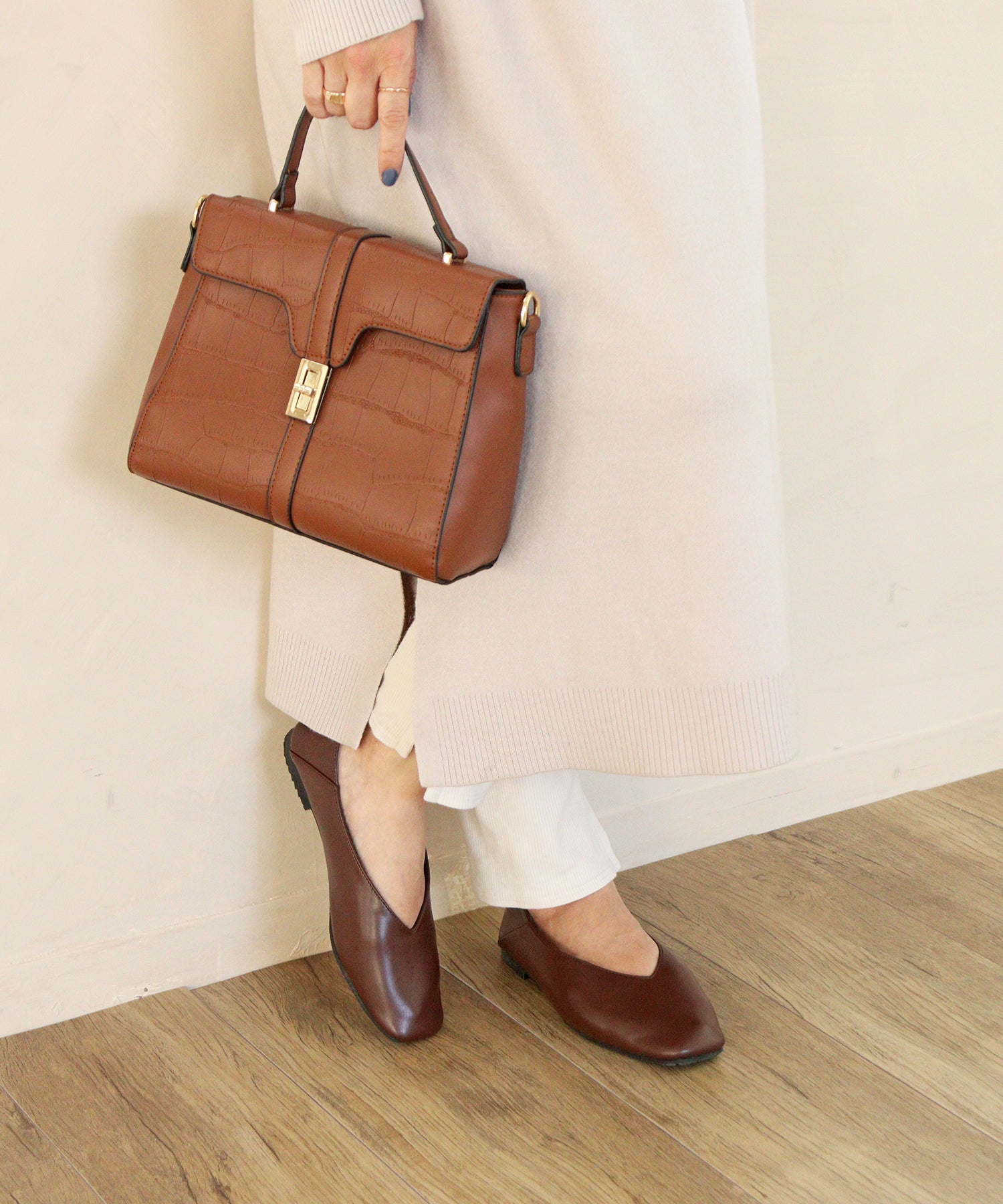 Mashugirl masyugirl [4E wide/large size] Square toe V-cut flat pumps